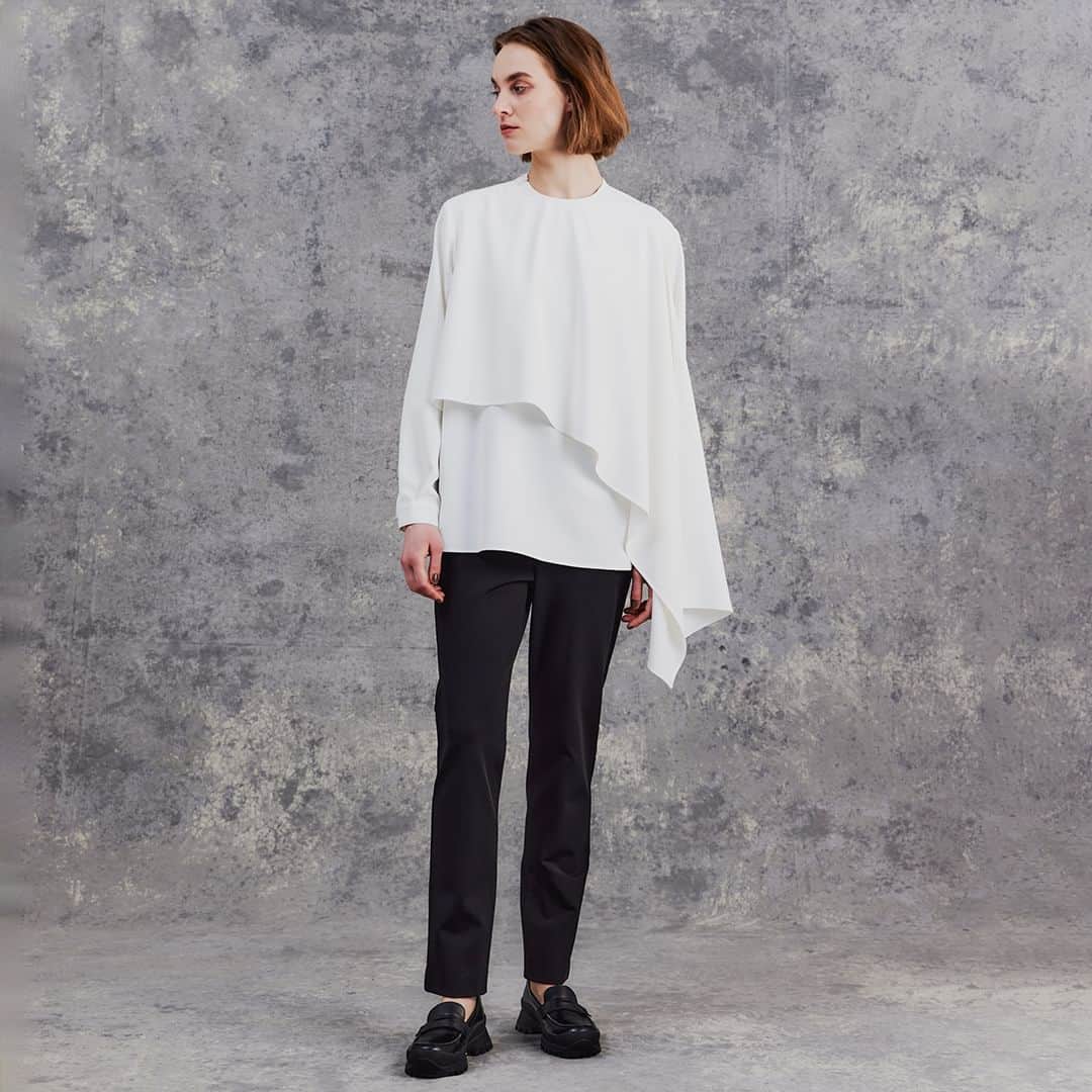 Double Standard Clothingのインスタグラム：「. NEW ARRIVAL OSLOW 2023 AW COLLECTION  [TOPS] OSLOW / ドレープブラウス price. 59,400円(税込) color. ホワイト / ベージュ size. 38  ------------------------------------------ #doublestandardclothing #tokyo #corcovardo #DSC #sov #nightstore #fashion #ootd #2023aw」