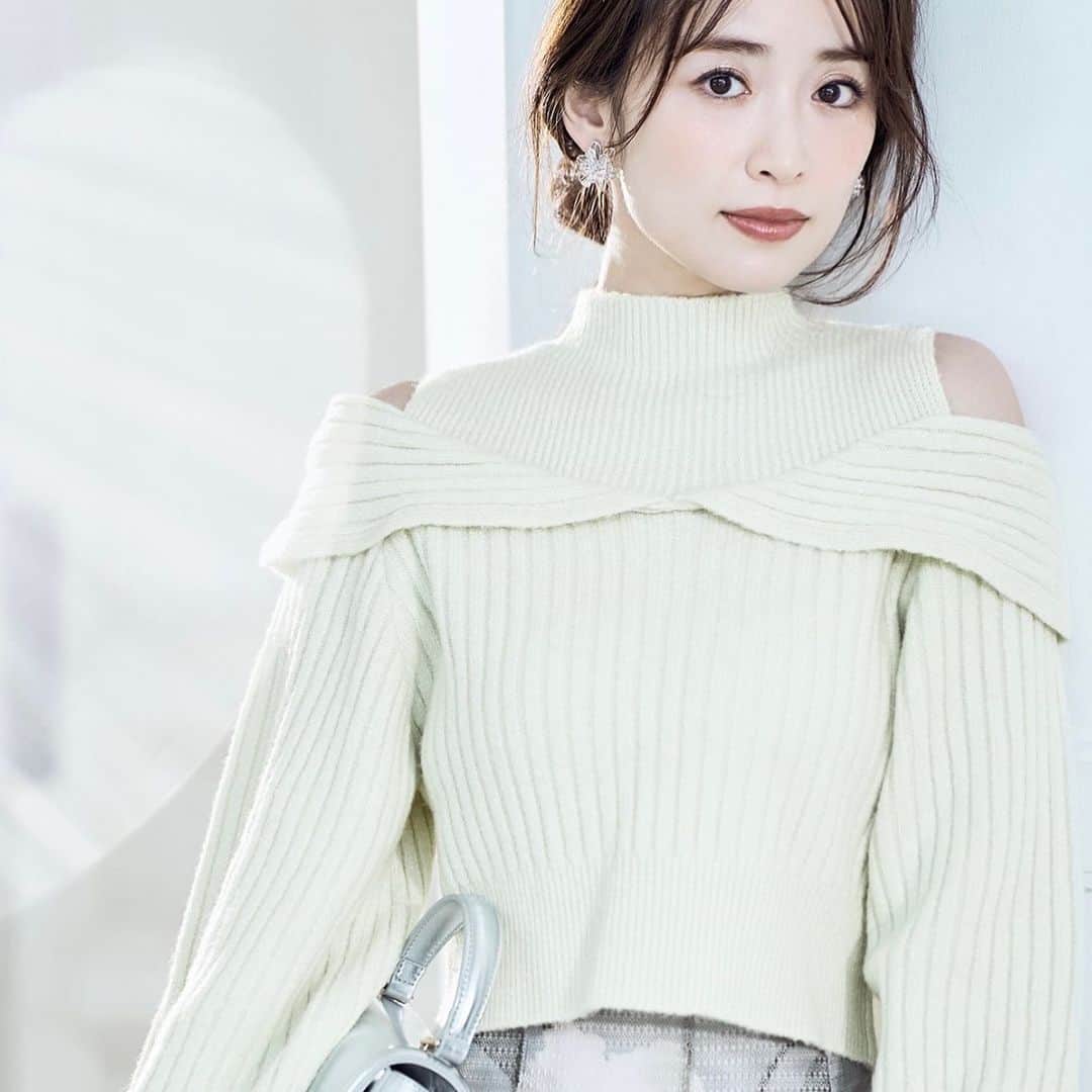 MERCURYDUOのインスタグラム：「《 WEB CATALOG INFO 》  ㅤ ✔10.6(FRI)release!! #泉里香 さんが着るMERCURYDUOの新作コレクション公開！  “prism”  儚げな煌めきと色のハーモニー  日常にちょっとしたときめきと彩りを加えるラインナップ。  今シーズントレンドのスパンコールを用いた 光沢感が目を惹くスカートや、 冬の澄んだ空気に映える柔らかなカラーニットなどを展開します。  シャギーやファーなどの温もりを感じる素材に身を包む、 泉里香さんのどこか儚くスウィートな表情は必見です。  ㅤ #RUNWAYchannel にて特集ページUP！ 泉里香さん着用アイテムを全店舗・WEBにて販売開始！  ———————————————  人気スタッフのコーディネートはこちら ▶︎ @mercuryduo_stylingㅤㅤㅤㅤㅤㅤ  #MERCURYDUO #マーキュリーデュオ #RUNWAYchannel #泉里香 #mercuryduo_izumirika #mm_moteMAGAZINE  ———————————————」