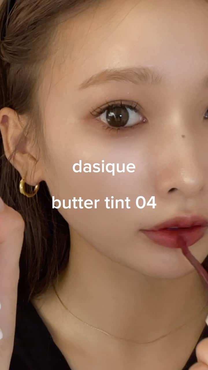 高田茉実のインスタグラム：「仕事用make🎀　  foundation @skim_beauty_official   このファンデーションは本当に仕事用にbest♡ つけてる心地がないくらい軽いのに 毛穴カバーしてくれる。ツヤ。よれない。 スキンケアしながらファンデーションって感じなので このまま寝てもいいんじゃないかと おもってる(語彙力)  lip @dasique_official   褒められるリップはこれ♡  highlight @clio_official   これはマストアイテムすぎて 多分メイク動画全部にでてるはず..♥︎  ちなみにアイメイクは 目をまーるく見せられるように シャドウをいれてますのよ🎀」