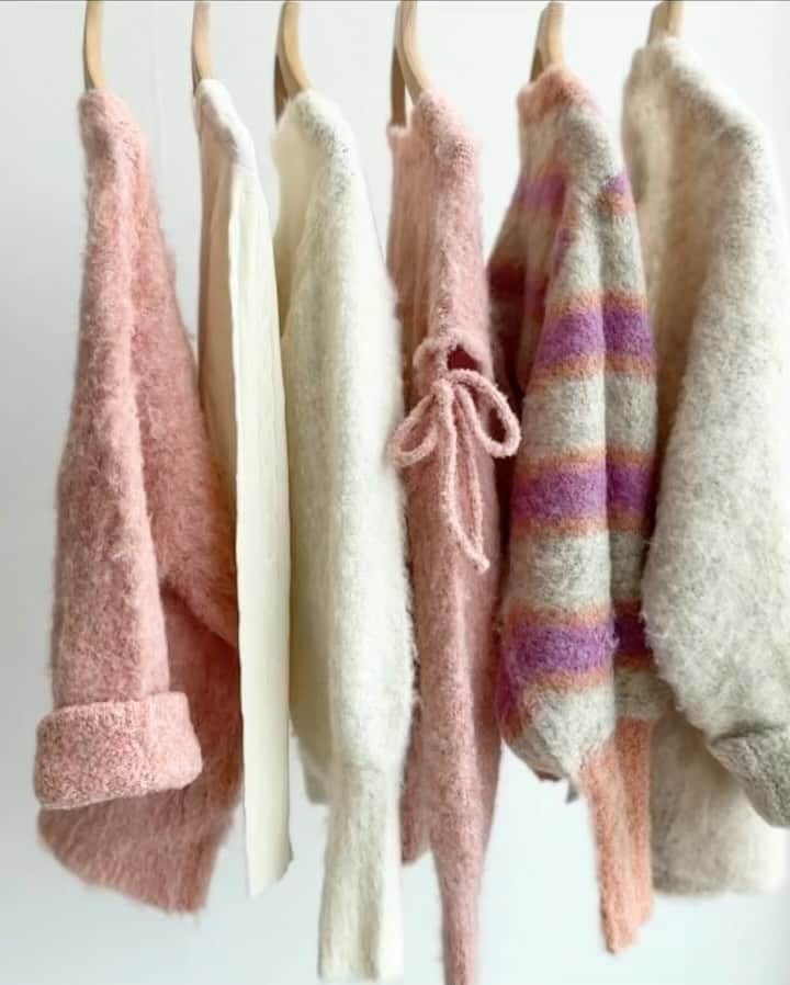 w closetのインスタグラム：「【knit collection】  "このニット欲しいと思ったら保存しておくと便利♪" _______________  起毛Vネックカーディガン ¥6,490 color : オフホワイト　サックス　ラベンダー　オレンジ　ベージュ　グリーン  ブークレ起毛両A面ボレロ ¥5,940 color : アイボリー　グレー　オフ/ブルー　ベージュピンク  ブークレ起毛肩開きプルオーバー ¥5,940 color : アイボリー　オレンジ　オフ/オレンジ　オフ/ブルー  刺繍ケーブル柄カーディガン ¥4,950 color : オフホワイト　レッド　グレー　ネイビー _______________  #wcloset#ダブルクローゼット#wclo_snap#トレンドアイテム#カラーコーディネート#レイヤード#秋ファッション#秋コーディネート#コーディネート#差し色コーデ#秋コーデ#カジュアルコーデ#カラーコーデ#トレンドコーデ#大人カジュアルコーデ#ニット#デニム#20代コーデ#ボリューム袖#ニットコーデ#ビックシルエット#カラーカーディガン#カーディガンコーデ #カーディガン#ベージュコーデ#オレンジコーデ#ケーブルニット#ニットワンピース#ニットワンピ#ホワイトコーデ」