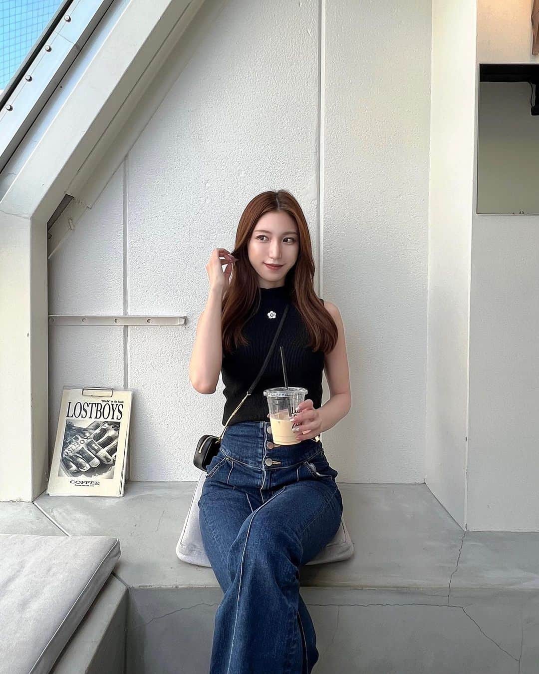 阿野いずみのインスタグラム：「☕️♡  リリーブラウンとマリクワのコラボニット、デイジーの刺繍がネックレスみたいでかわいい☺️♡  🏷️ tops @lily_brown_official  bottom @resexxy_official  bag @ysl   #秋コーデ #カジュアルコーデ #骨格ウェーブコーデ #みんなのレディコーデ #大人かわいいコーデ #30代ファッション #福岡カフェ」