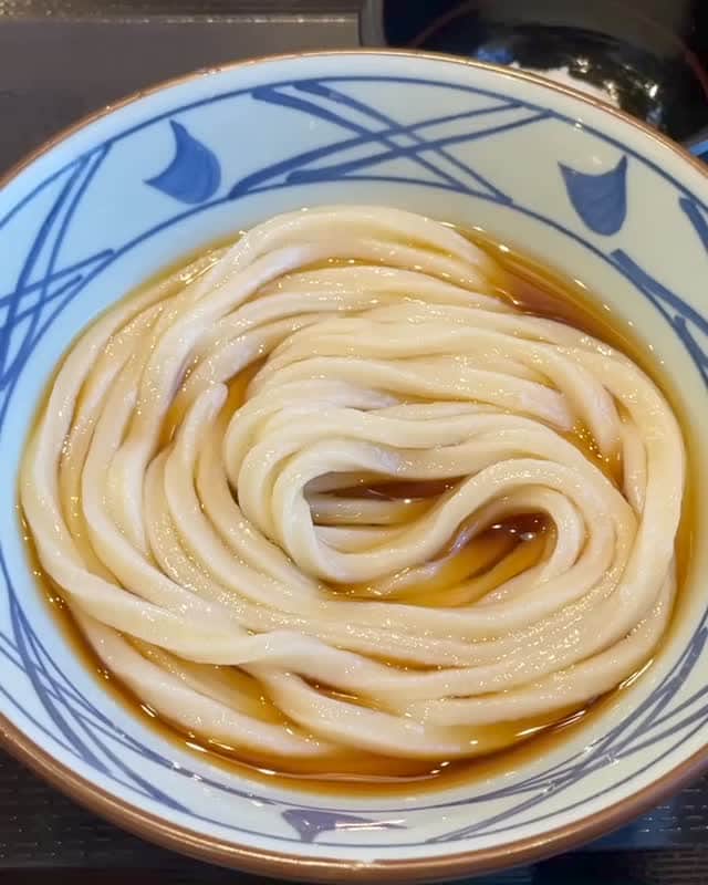 丸亀製麺のインスタグラム：「明日試したいと思ったら「🔥」で教えてください！  2023年上半期の保存数が多かったアレンジランキングをご紹介👇 明日のランチでぜひ真似してみてくださいね♪  第3位：明太釜玉うどん+とろろ 茹であげもちもちの麺に、ふわふわのとろろ、まろやかな玉子、濃厚な明太子が絡んで贅沢な味わい！とろろトッピングなしにはもう戻れない...！？  第2位：カレーうどん＋だしソース カレーうどんを卓上のだしソースで味変！深いコクとだしの味わいが加わったルーと、もちもちのうどんが絡んでリッチな味わい！  第1位：ぶっかけうどん＋明太子＋大根おろし 従業員おすすめの賄いアレンジとして紹介したぶっかけアレンジが栄光の1位！いか天などのお好きな天ぷらを組み合わせて召し上がれ♪  #丸亀製麺 #丸亀うどん #udon #麺 #うどん」