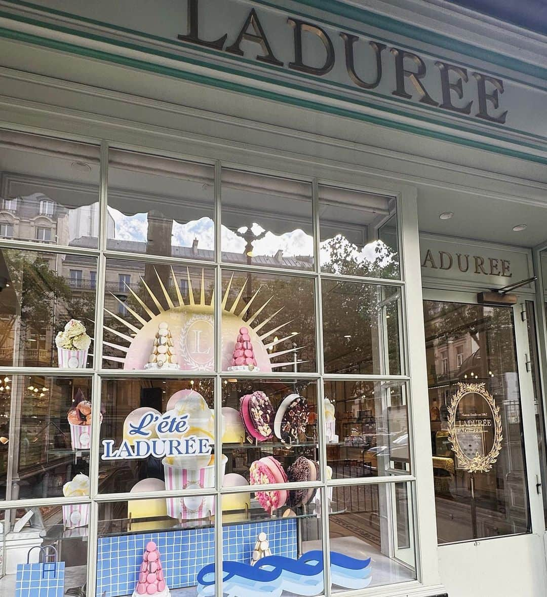 中村このみさんのインスタグラム写真 - (中村このみInstagram)「.  #laduree ♡ .  #Paris#France#パリ#パリ旅行#フランス#フランス旅行#海外#海外旅行#旅行コーデ#ワンピース#onepiece#ootd#code#コーディネート#ファッション#macarons#マカロン#ラデュレ」10月8日 21時01分 - konomi__119