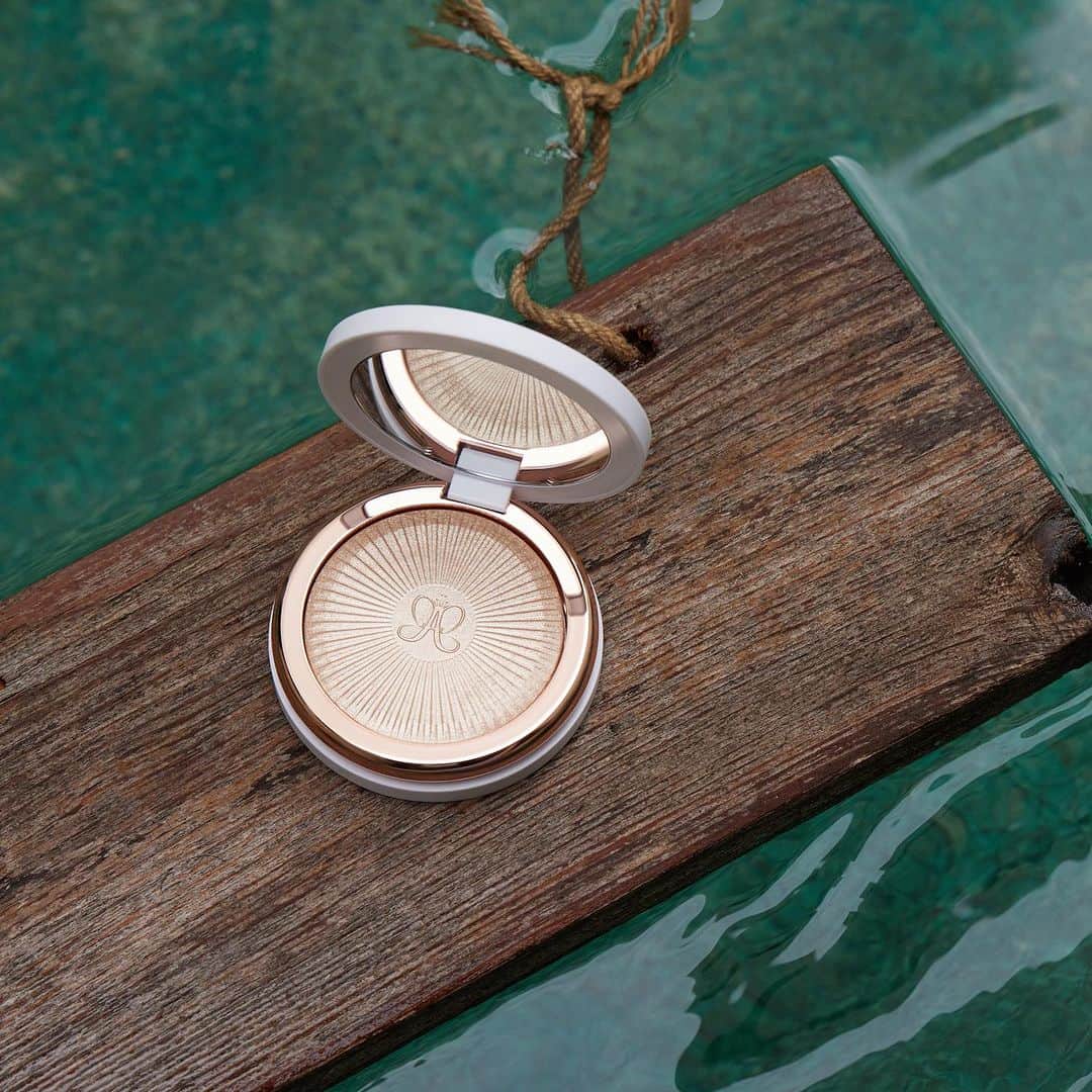 Anastasia Beverly Hillsのインスタグラム：「Powder highlighters are back and better than ever with ✨Glow Seeker✨  Get yours on the @sephora app on 10/13!   #AnastasiaBeverlyHills」