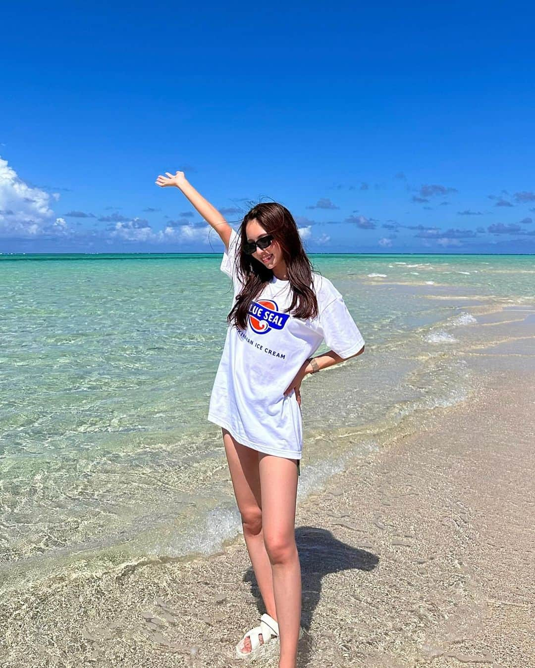 AYAKAのインスタグラム：「. 今まで見た海の中で断トツ1番綺麗だった‼️🏝 透明過ぎるし足元で魚泳いでた🐠 . #宮古島 #宮古島旅行 #宮古島ブルー #宮古島観光 #沖縄 #沖縄旅行 #沖縄観光 #宮古島海 #海 #伊良部島 #宮古島ビーチ #ビーチ #ブルーシール #miyako #miyakojima #miyakoisland #instalove」