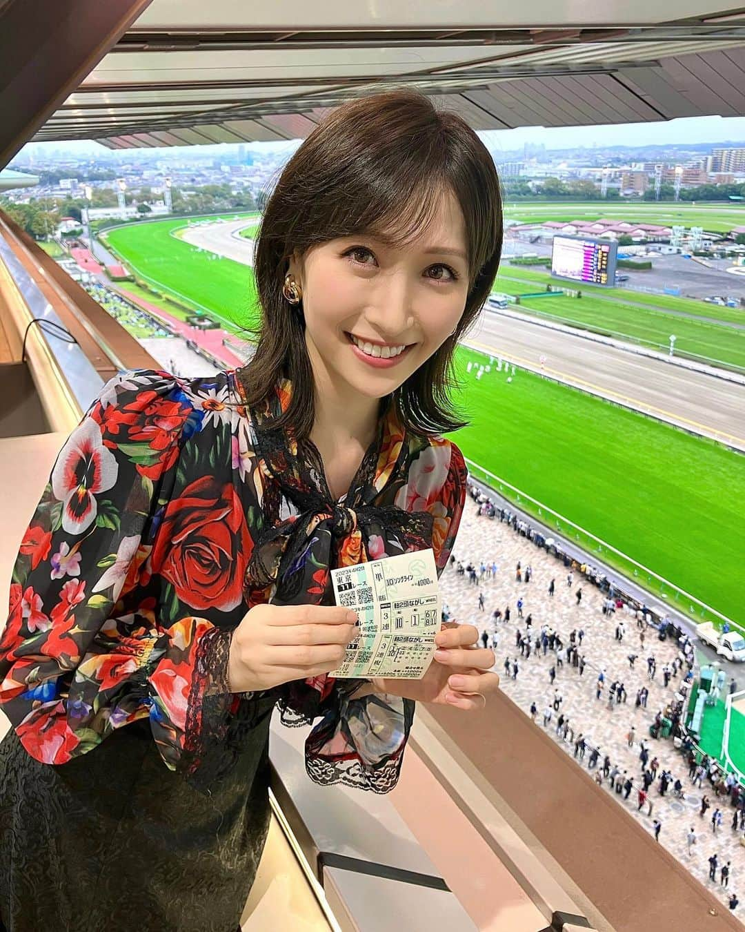 横山ルリカさんのインスタグラム写真 - (横山ルリカInstagram)「. みんなのKEIBA ありがとうございました🏇 毎日王冠 は西村淳也騎手騎乗、3歳馬の エルトンバローズ がV🎉 応援していた◎ソングライン はハナ差2着に🥈単勝は残念😅  放送終わり、DAIGOさんとスタッフさん達とジョッキーベイビーズで大盛り上がり🥳  ぎんじくんの勝利と、見守るパパの笑顔が見られて私までほっこり🥰 沢山癒されました✨✨🫶  #東京競馬場　 #毎日王冠 #エルトンバローズ #西村淳也 騎手 #おめでとうございます #ソングライン #おしかった〜 #シュネルマイスター もやっぱりすごかった  #みんなのKEIBA #フジテレビ #佐野瑞樹 アナ #竹俣紅 アナ #井崎脩五郎 さん  #ジョッキーベイビーズ #川田純煌 くん #川田将雅 騎手 #ほっこり  明日10/9（月・祝）23:30〜グリーンチャンネル 【ダート競馬JAPAN】🏇 ぜひ、ご覧ください🌈」10月8日 21時02分 - rurika_yokoyama_official