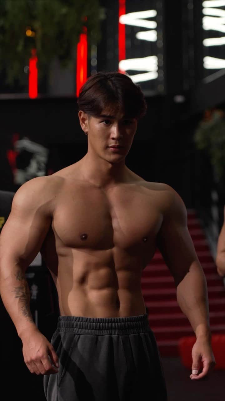 のインスタグラム：「Arm day ✔︎✔︎ 腕デカくなって🥹 ①インクラインダンベルカール4×10 ②オーバーヘッドトライセップスエクステンション4×12 ③ケーブルカール4×20 ④マシンディップス4×20 ⑤スカルクラッシャー4×15 ⑥ハンマーカール4×12 ・ ・ #armday #workoutreels #trainingreels  #motivationreels #fitnessmotivation  #gymreels #bodybuilding #mensphysique  #腕トレ#筋トレ#フィジーク#ダイエット」