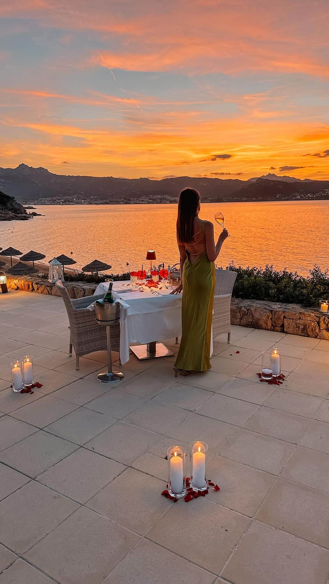 バーボラ・コディトヴァのインスタグラム：「POV: it’s your honeymoon dinner at @larocca.resort 🥂 PS: my dress is @meshki」