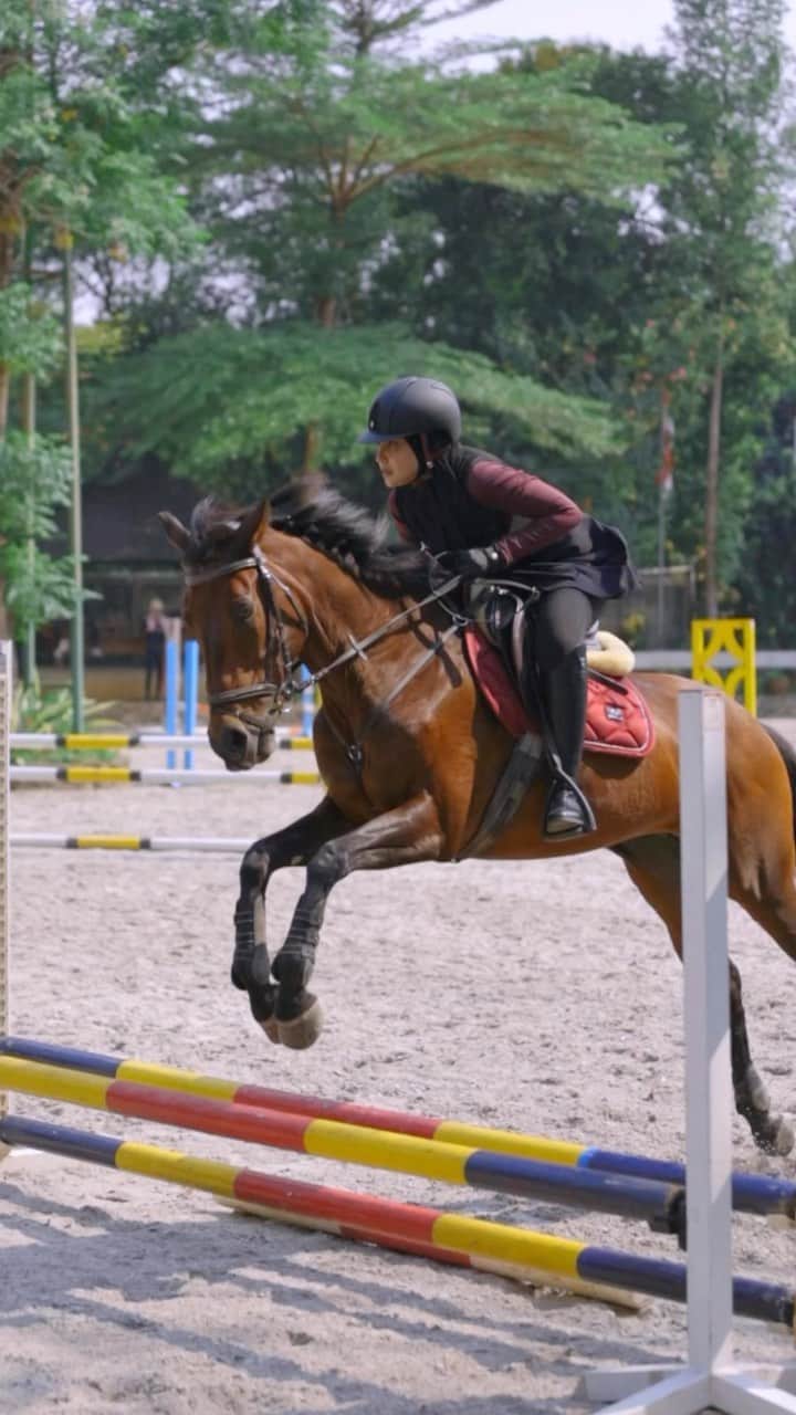 Zaskia Sungkarのインスタグラム：「🐴🖤」