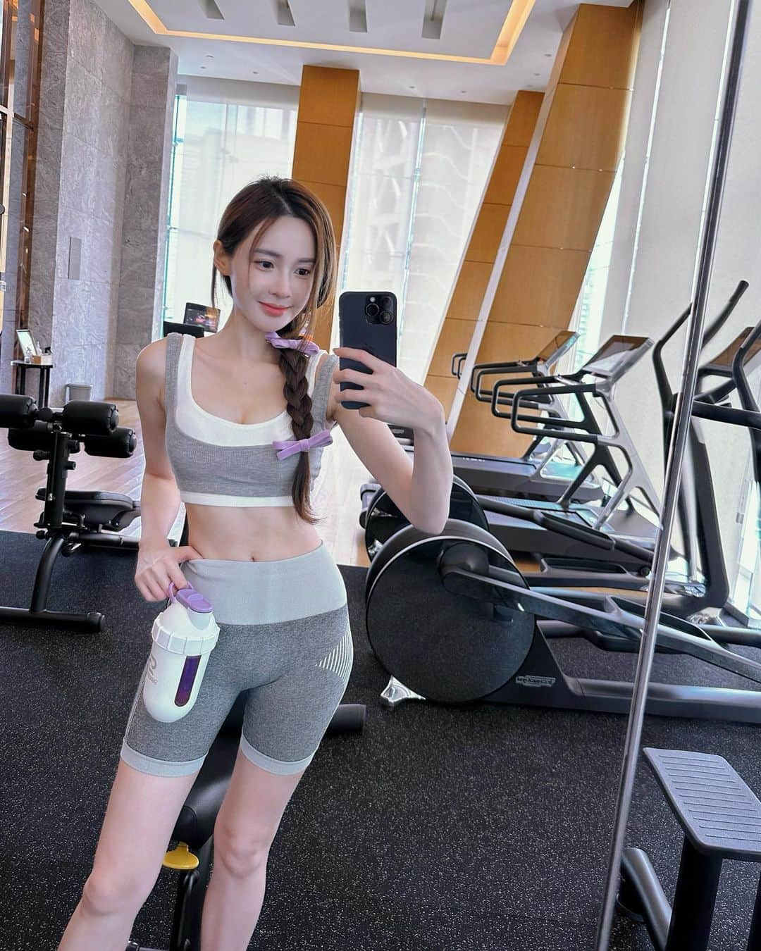 Yumi Wongのインスタグラム：「最近每次出席活動或者見到朋友，大家都問我怎麼又瘦了？ 尤其是出院以後，其實之前在生活中每一天平均只喝1000ml水的我，反而是進醫院以後，醫生不斷的給我吊點滴，一天平均8-10包、然後打6-7隻的Antibiotic在血管裡，超級疼。。在身體承受不了的情況下我當時應該腫到去52kg了（平時最胖也就去到48kg），由於短期內，注入太多的藥物和水份在身體，導致嚴重的發胖和胃抽筋！可是一出院的第三天就要拍戲和拍攝廣告了，我很擔心，因為還是很臃腫，需要快速的脱水、瘦身同時又不能傷到胃部。。  其實在進醫院前我已經有嘗試過 @by.eing  給我介紹的加強版瘦身配套，我當時就抱著半信半疑的態度去嘗試，但也因為有聽身邊的朋友給我推薦過，所以我才比較安心的敢去嘗試～ 直到我吃了3天他們家Zenso加強版代餐、和抗油抗糖的產品以後，每個人見到我都稱讚我的腰、手臂和大腿細了很多，晚上回家我迫不期待的立刻去量體重哈哈！結果真的瘦了3kg左右！！很快見效！所以出院以後需要快速瘦下來去工作，我也只能再一次嘗試加強版套餐的著程序走，幸好並都沒有讓我失望～～～（Zenzo 和普通排毒減重产品不一样！ 不會让你吃了又泻又吐🤣）  以我個人體驗 與你們分享與分析一下 它是从内而外的改善你的问题， 【吸收、调理、改善】 只需要30天的时间帮你解决～ 1你的脂肪堆积 、2糖分淀粉过多 3或者卡路里爆增、4和水肿问题 只需要《30天的体重管理计划》可以帮助你瘦全身，然后绝对不会有副作用 反弹～ 你看 @by.eing 本人自己這麼瘦就知道了！ 🚫不需要长时间服用🚫不反弹  🚫没有药物成分 ✔️达到易瘦体质  同時我也幫你們爭取了福利～ 想在30天瘦身5-10公斤，可以找我認識的卖家，用我的code 【 Yumi Zenso】可以得到1对1針對性服務和瘦身方法和礼品折扣哦！（歡迎詢問，態度良好❤️） @byeing.spiro.12 @by.eing_svowegroup @byeing_beautyshop @byeing_spirofrusso12」