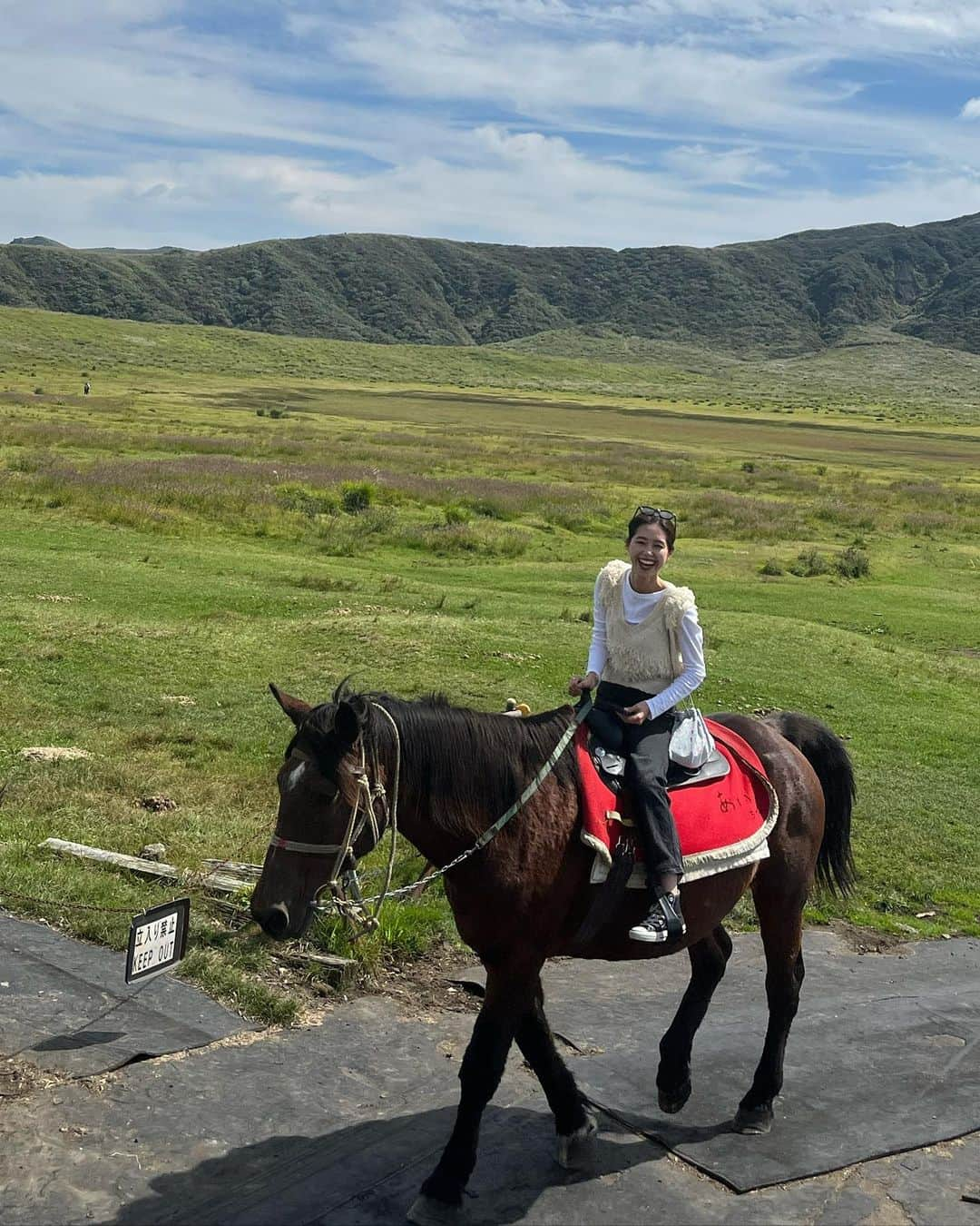 木下桜のインスタグラム：「. 先日の阿蘇⛰️ ずっと行きたいって言ってた念願の場所。  空気美味しいし、 見渡す限り素敵な景色で 何時間でもおれそうやった、、😮‍💨♡  帰り道、だいすきな牛にも会えて大満足🐄  #阿蘇  #熊本旅行 #熊本 #草千里」