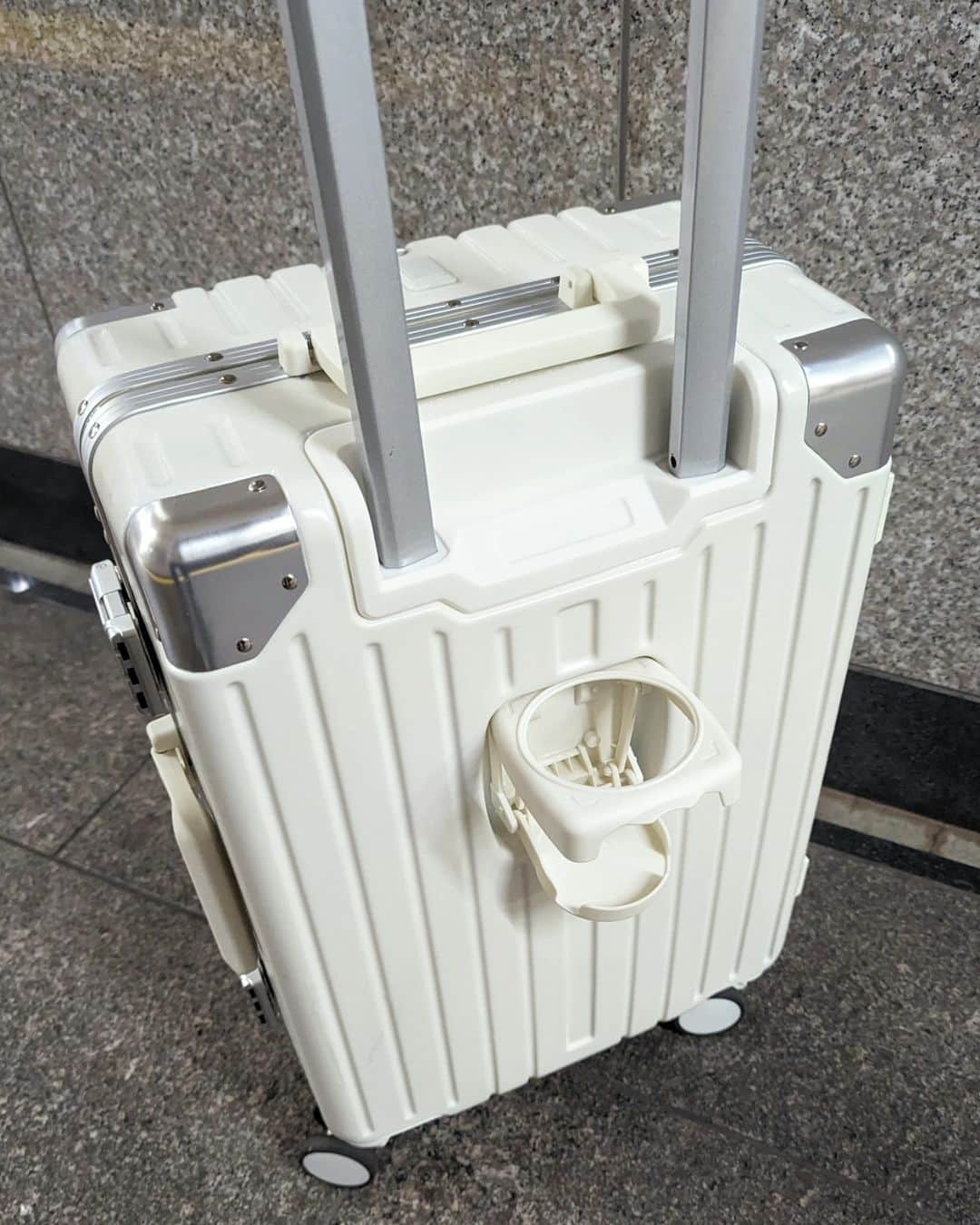 三宅裕子さんのインスタグラム写真 - (三宅裕子Instagram)「⁡⁡\ BestSign 様とのタイアップ投稿です /⁡ ⁡⁡  🧳❁︎ 移動が多い人におすすめ🐰 ⁡⁡@bestsign_official 私も⁡⁡好みの淡色Color のスーツケース⁡ が見つかったよ♡⁡  テイクアウトにした時に⁡ スーツケースだと⁡⁡ ⁡ドリンクの置き場に困るよね😕⁡  ⁡でもこのスーツケースは ⁡ドリンクホルダーがあるの❣️⁡ ⁡すごくない？⁡ USBポートやお買い物の袋を ⁡かけられるフックもついてたり。⁡ ここが欲しい🥺が全てついてて お気に入り♥️  楽天スーパーセール中‼️ Colorは5色展開🐰 ホワイト/ブルー/ピンク/シルバー/ブラック ⁡⁡ https://item.rakuten.co.jp/bestsign/sc176-20/ ⁡⁡【sc176-20】⁡  1̶7̶5̶6̶0̶円 ➡9,780円  ぜひチェックしてみてね🎶⁡ ⁡⁡ ⁡.*･ﾟ　.ﾟ･*.⁡⁡ ⁡𝑫𝒓𝒆𝒔𝒔 ⁡@lacemade_jp エルピスドレス❁⃘*.ﾟ ⁡ °・*:.。.☆ PR ⁡#お買い物マラソン #カラキャス #シンプル  #スーツケース #ベストサイン #出張 #旅行 #楽天 #タビジョ #キャリーケース #旅行準備  #ベストサイン #楽天 #楽天スーパーセール」10月8日 21時06分 - yuko_miyake