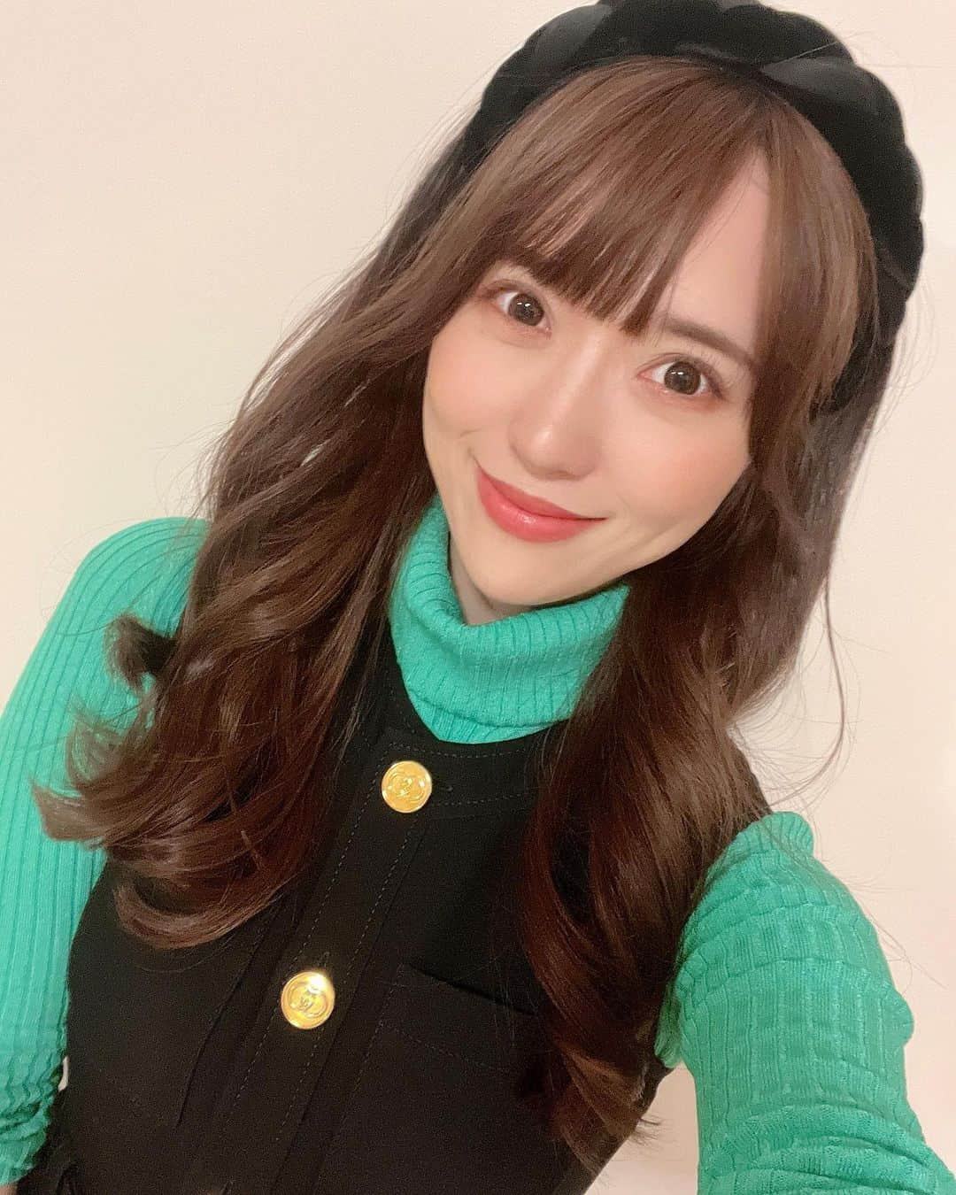 岡英里のインスタグラム：「レティシアクリニック Leticia Clinicに行ってきたよー♡  いつもと同じ #ハイドラフェイシャル と #ピコトーニング を組み合わせ✌️  施術直後からふっくら感は感じるんだけど、翌朝洗顔した時に肌のハリをものすごく実感するからピーリング×レーザーの組み合わせは本当におすすめ❣️  施術終わりに担当の方から  お肌綺麗なので、気になる小鼻の角栓には #ゼオスキン のスクラブを使ってみては❓とアドバイスいただいたので素直に購入😆  私は乾燥肌なので小鼻にだけ使うようにしてみたんだけど、このスクラブでマッサージした後はつるつるになるのでかなりいい感じでした🙆‍♀️  小鼻の黒ずみ対策はとりあえずこのスクラブを使って次回ピーリングは違う施術をしてみようかなと思います☺️  こういうアドバイスありがたいよね🥹❤️  ここ数日、女性の店員さん何人かにどちらのお化粧品お使いですか？お肌綺麗ですね👏と言ってもらえたんだけど、絶対的にレティシアに行ったおかげなんだよね😂❤️自分でも施術前と後では明らかに肌のハリ感が違うの分かるもん🫣✨  化粧のりも良くて最高です☺️  レティシアクリニックの友達割引制度で【おかえり】の紹介と伝えてもらえれば美容施術が10%オフにしてもらえるよー💖 気になる施術があったら相談してみてね⭐️  #PR #美容外科 #美容皮膚科 #レティシアクリニック銀座  #leticiaclinic #スキンケア #メンテナンス #メンテナンスday  #アラサー美容  #銀座 #肌の悩み  #ゼオスキン #スクラブ #スクラブ洗顔」