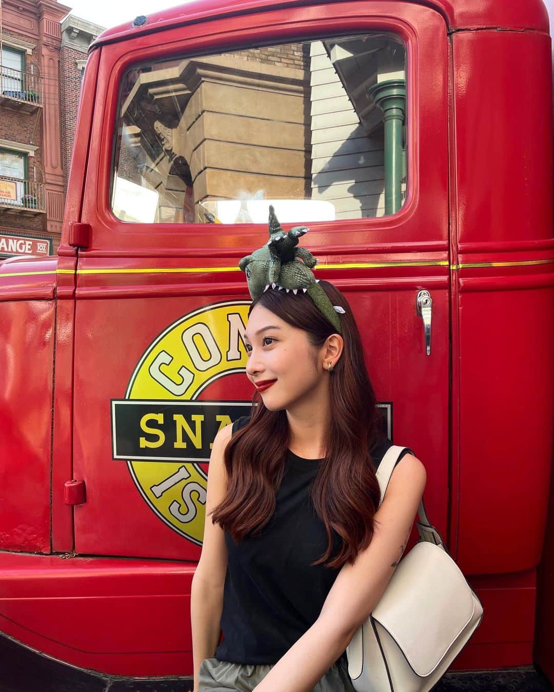 のインスタグラム：「人生２回目のユニバ✨ カーゴパンツなのでカチューシャは恐竜にしちゃた🦖  たくさんジェットコースター乗れて幸せだったな〜💕 早くまた行きたい🥺  #ユニバ #ユニバコーデ #ユニバカチューシャ #ユニバハロウィン #ユニバーサルスタジオジャパン」