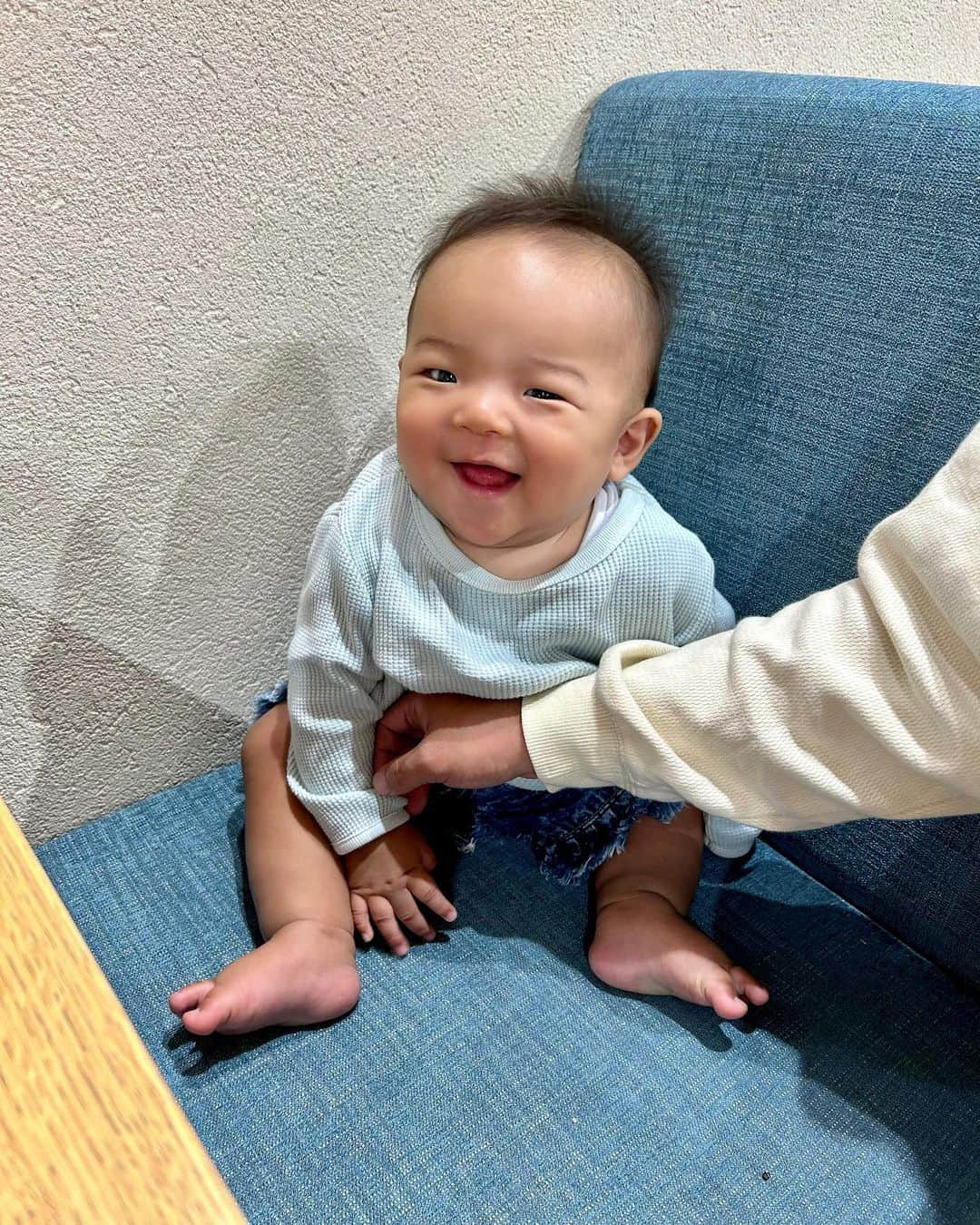 阪本智子さんのインスタグラム写真 - (阪本智子Instagram)「👩‍👦‍👦♡  我が家のやんちゃboys👦🏻👶🏻  最近よく"兄弟似てるね！"と言われるようになりました💕  かのあがハイハイでたくさん動くようになってから、おもちゃを取りあったり、逆にお兄の愛が強すぎて弟が怒ってたり、、激しい毎日だけど😂  2人とも本当に可愛いよ！  色々出来るようになったことメモ📝  2023.10.06 かのあ 7ヶ月 ・9/20(生後6ヶ月と14日) ズリバイスタート。と同時くらいにお腹を浮かし始め、2週間後の10/4(火)にはハイハイスタート！ ・9/26(生後6ヶ月と20日) 寝転んだ状態から自分でお座りができる ・車のおもちゃを握ったり、絵本を見たり、おもちゃを食べたり、1人遊びがさらに上手になった！ ・離乳食2回食 大さじ8ずつ ・ミルク1日 900mlほど ・ウォルトのお水入れをひっくり返したりいたずらをするようになった😂 ・体重 8850g/身長 67cm  2023.10.07 あおは3歳2ヶ月 ・ひらがなの"あ お は か の ま"は読める ・“Sit down,please! ” "Wash your hands" "What is this"などを使って話す ・動画を撮り始めると"え？なにかしたほうがいい？"という感じでリアクションをくれる笑 体重15kg/身長96.5cm  これからも元気に健康に楽しく育っていこう😊❤️  #2歳差兄弟 #3歳2ヶ月 #生後7ヶ月 #2歳差育児 #兄弟ママ #阪本智子」10月8日 21時11分 - tomoko_sakamoto423