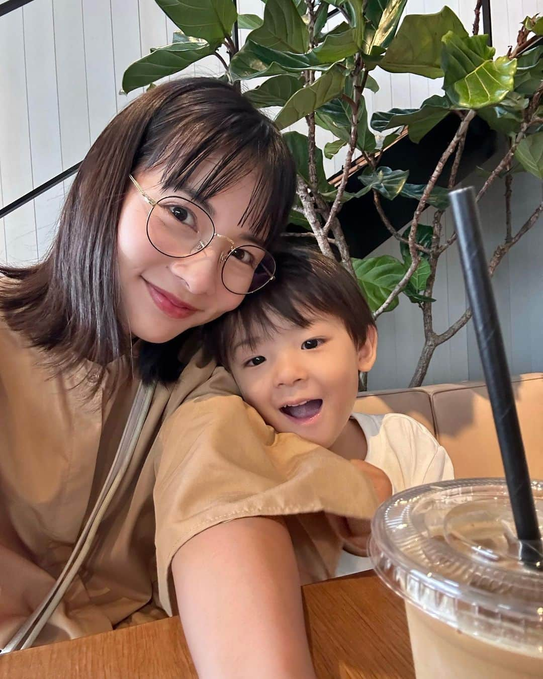 阪本智子のインスタグラム：「👩‍👦‍👦♡  我が家のやんちゃboys👦🏻👶🏻  最近よく"兄弟似てるね！"と言われるようになりました💕  かのあがハイハイでたくさん動くようになってから、おもちゃを取りあったり、逆にお兄の愛が強すぎて弟が怒ってたり、、激しい毎日だけど😂  2人とも本当に可愛いよ！  色々出来るようになったことメモ📝  2023.10.06 かのあ 7ヶ月 ・9/20(生後6ヶ月と14日) ズリバイスタート。と同時くらいにお腹を浮かし始め、2週間後の10/4(火)にはハイハイスタート！ ・9/26(生後6ヶ月と20日) 寝転んだ状態から自分でお座りができる ・車のおもちゃを握ったり、絵本を見たり、おもちゃを食べたり、1人遊びがさらに上手になった！ ・離乳食2回食 大さじ8ずつ ・ミルク1日 900mlほど ・ウォルトのお水入れをひっくり返したりいたずらをするようになった😂 ・体重 8850g/身長 67cm  2023.10.07 あおは3歳2ヶ月 ・ひらがなの"あ お は か の ま"は読める ・“Sit down,please! ” "Wash your hands" "What is this"などを使って話す ・動画を撮り始めると"え？なにかしたほうがいい？"という感じでリアクションをくれる笑 体重15kg/身長96.5cm  これからも元気に健康に楽しく育っていこう😊❤️  #2歳差兄弟 #3歳2ヶ月 #生後7ヶ月 #2歳差育児 #兄弟ママ #阪本智子」