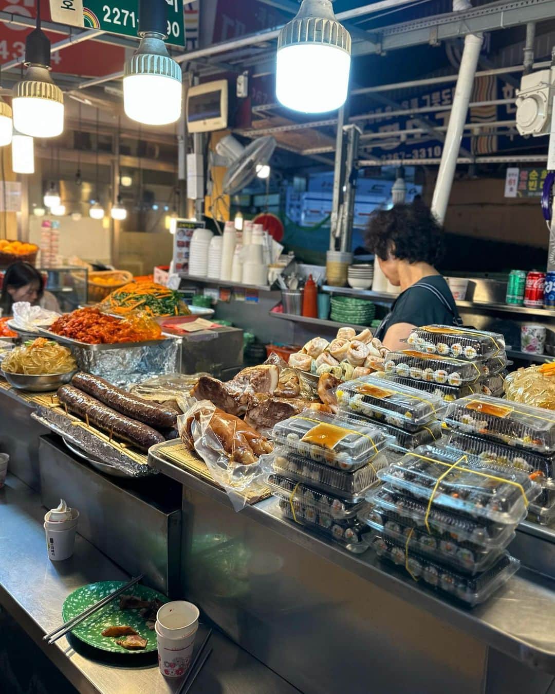 黒田麻理耶さんのインスタグラム写真 - (黒田麻理耶Instagram)「🇰🇷🍻 . 東大門市場の屋台にも行ったよ😋 ユッケ、想像以上に美味しかったなぁ🥰 cassビールと相性抜群🍺💕 . そして別の屋台でトッポギと餃子とマッコリを✨ さとはトッポギを食べないから全部私が食べた😂 日本では無いこの太さのトッポギが大好き🥹👏❤️ . お値段は全部で4,000円ちょっとでした💴 それにしても東大門市場混んでたなぁ🌀 . #東大門市場  #東大門  #韓国 #韓国ディナー  #韓国グルメ  #韓国屋台 #韓国屋台グルメ  #韓国旅行  #まりさと旅行」10月8日 21時12分 - mariya_kuroda