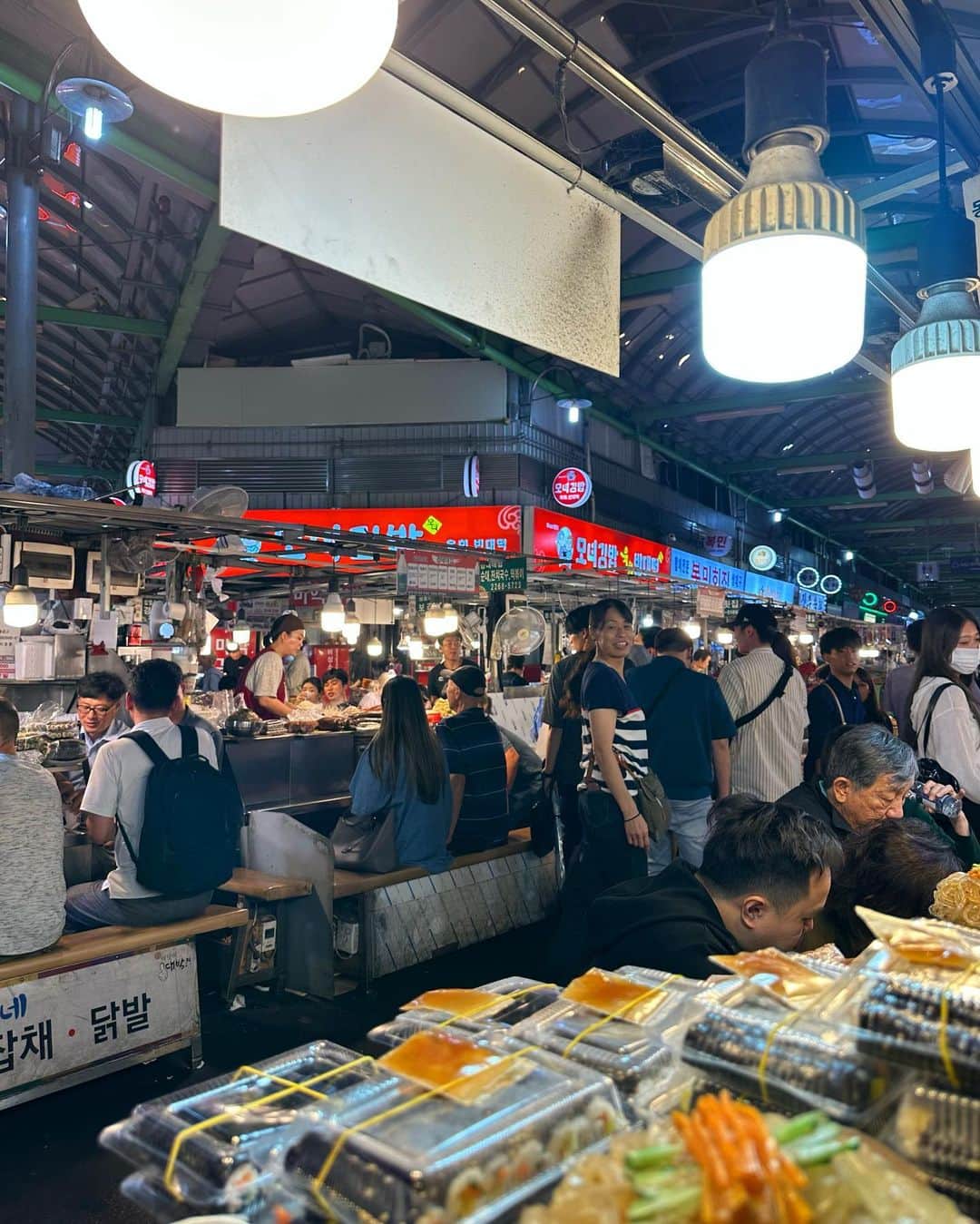 黒田麻理耶さんのインスタグラム写真 - (黒田麻理耶Instagram)「🇰🇷🍻 . 東大門市場の屋台にも行ったよ😋 ユッケ、想像以上に美味しかったなぁ🥰 cassビールと相性抜群🍺💕 . そして別の屋台でトッポギと餃子とマッコリを✨ さとはトッポギを食べないから全部私が食べた😂 日本では無いこの太さのトッポギが大好き🥹👏❤️ . お値段は全部で4,000円ちょっとでした💴 それにしても東大門市場混んでたなぁ🌀 . #東大門市場  #東大門  #韓国 #韓国ディナー  #韓国グルメ  #韓国屋台 #韓国屋台グルメ  #韓国旅行  #まりさと旅行」10月8日 21時12分 - mariya_kuroda