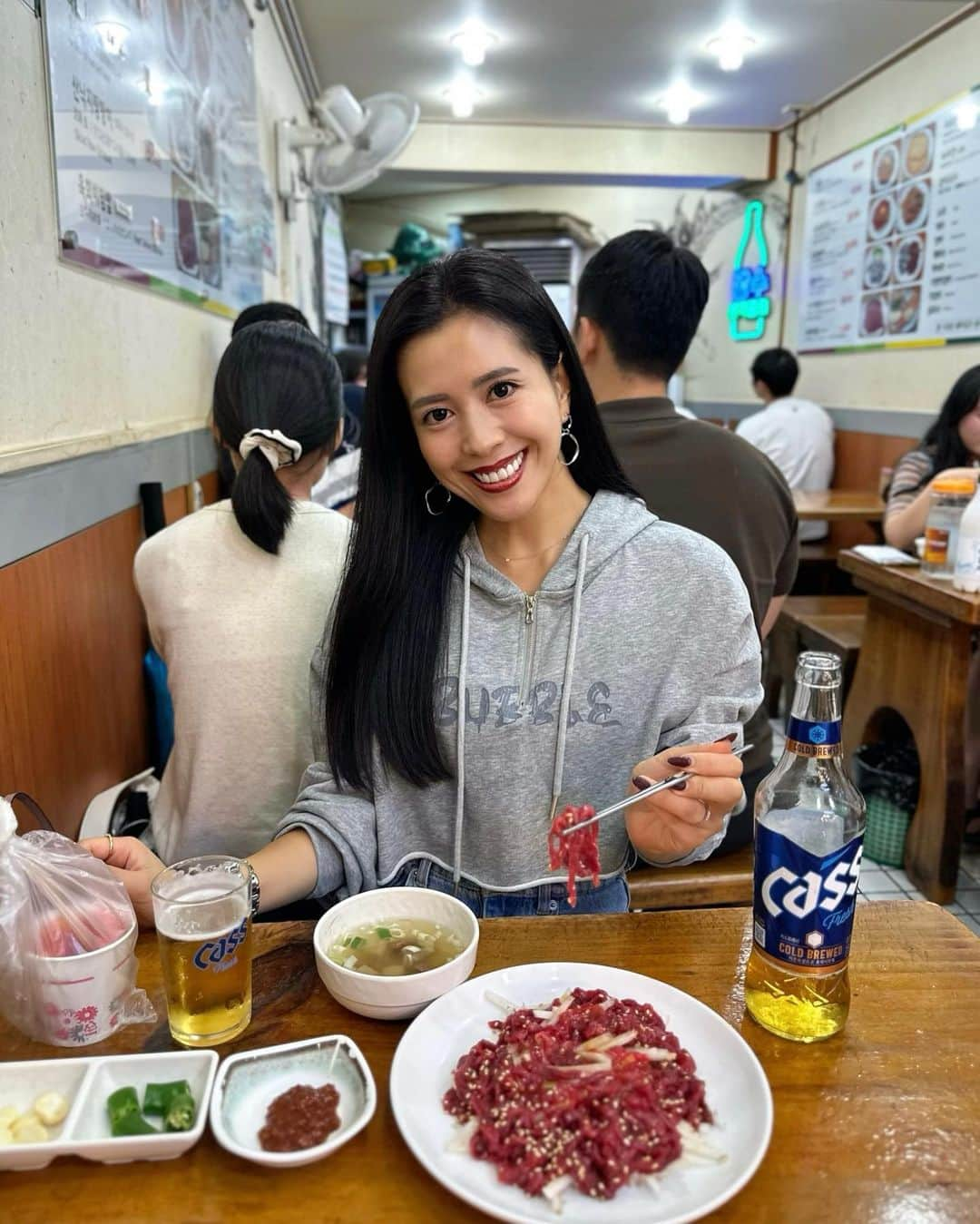 黒田麻理耶のインスタグラム：「🇰🇷🍻 . 東大門市場の屋台にも行ったよ😋 ユッケ、想像以上に美味しかったなぁ🥰 cassビールと相性抜群🍺💕 . そして別の屋台でトッポギと餃子とマッコリを✨ さとはトッポギを食べないから全部私が食べた😂 日本では無いこの太さのトッポギが大好き🥹👏❤️ . お値段は全部で4,000円ちょっとでした💴 それにしても東大門市場混んでたなぁ🌀 . #東大門市場  #東大門  #韓国 #韓国ディナー  #韓国グルメ  #韓国屋台 #韓国屋台グルメ  #韓国旅行  #まりさと旅行」