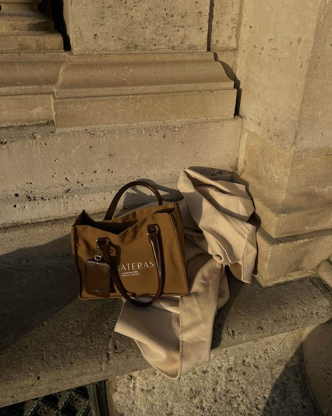 のインスタグラム：「𝘤𝘰𝘮𝘪𝘯𝘨 𝘴𝘰𝘰𝘯.. our best seller canvas bags are coming back in different colors! stay tuned for the launch date to come out xx  いきなりの情報解禁ですが、半年ほどお問合せを頂いてたミニサイズのキャンバスバッグの再販とともに新色も登場しますっ💭発売日時公開までもう少しお待ちを..✨」