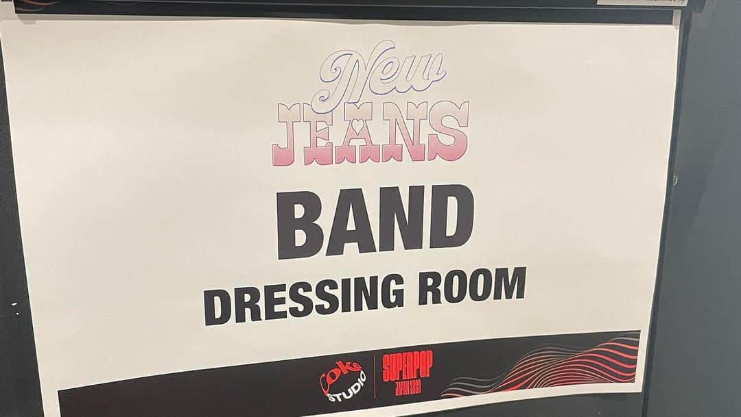 磯貝一樹さんのインスタグラム写真 - (磯貝一樹Instagram)「NewJeans!! @newjeans_official  We supported NewJeans for 2 days at "Coke STUDIO SUPERPOP JAPAN 2023"  Coke Studio SUPERPOP JAPAN 2023 に NewJeans Bandで出演しました。  10年来の仲間で King GnuからBass 新井和輝と AIさんなどのサポートでも活躍中のDrums Soy、 そしてSANABAGUN. で同じメンバーでもあるkey 大樋祐大とともに最高のステージを作れて感動しております。  SNSなどでみなさんの投稿をちらちらみておりました。  最高の時間をありがとう  Guitar : Kazuki Isogai 磯貝一樹(SANABAGUN.) @kazuki_isogai   Bass : 新井和輝 (King Gnu) @kazukiarai_   Drums : Soy  @soy_drums   Keyz : 大樋祐大 (SANABAGUN.) @talebsbass   そして全てのみなさんに感謝。  #newjeans #cokestudio #cokestudio2023 #kazukiisogai #sanabagun #kinggnu #新井和輝 #soy #yudaiohi #japan」10月8日 21時23分 - kazuki_isogai