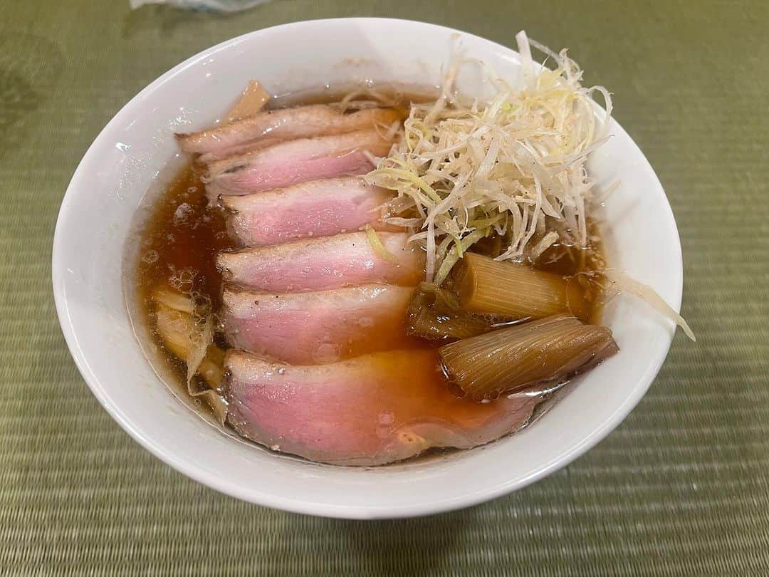 石川修司のインスタグラム：「町田にある鴨&葱 スープが美味すぎてびっくり。 シンプルだけどコクがあってスープも飲み干しました。 最近の中では1番かも。 #鴨アンド葱  #町田グルメ」