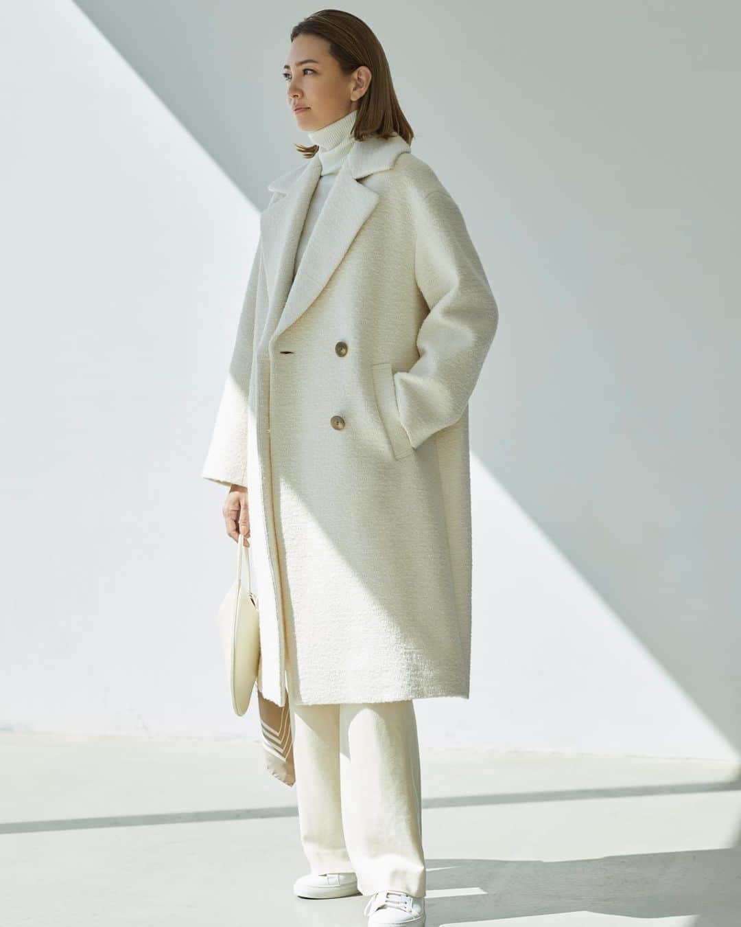 Theory luxe official account.のインスタグラム：「［FALL 2023 COLLECTION -October-］  イタリア製のブークレー素材を用いたコートは、大きめの襟をアクセントに、シンプルに徹したオーバーサイズシルエットが特徴。  「ブークレーの華やかな質感を引き立てるミルキーなワントーンスタイリング。コート下に合わせたのは、タートルネックニットとジャージー素材のプルオンパンツ。リラクシングな着こなしも、リッチなホワイトで洗練をまとって」（リタさん）  #theoryluxe #セオリーリュクス #ブークレーコート #ワントーンコーデ #ホワイトコーデ」