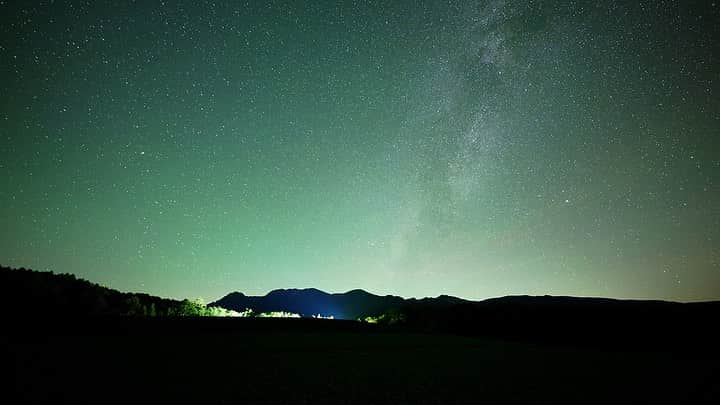 【公式】八ヶ岳高原ロッジ・八ヶ岳高原音楽堂のインスタグラム：「☆2023年10月の星空☆   八ヶ岳の星空と言えば、星景写真家の有賀哲夫先生（@skyscene1）⭐️ ロッジにご宿泊のお客さまを対象に、毎週金曜日（一部除外日あり）八ヶ岳の星空と撮影方法を案内してくださいます💁‍♂️ ご滞在の際は、ぜひご参加くださいね！   神無月の10月は、明け方にかけて惑星をいくつか見る事が出来ます。 暮れてすぐ天の川の左側のやぎ座に「土星」。午後10時を過ぎる頃、おひつじ座に「木星」。明け方には「金星」が明けの明星として明るい輝きを見せています。  午後10時を過ぎる頃に「オリオン座」が昇り、22日を中心に流れ星を見る事が出来るでしょう。29日の明け方4時を過ぎる頃の西の空で「部分月食」が始まりますので早起きして見てはいかがでしょう？   見どころいっぱいの10月の星空✨ ぜひ一緒に楽しみましょう♪  #冬の空 #天の川 #天の川銀河 #秋の夜長 #星景写真 #星景 #星景ら部 #星空 #星空撮影 #星空フォト #星空好きな人と繋がりたい #星空観察 #星 #銀河 #starphotography #オリオン座 #流れ星 #惑星 #金星 #木星 #土星 #やぎ座 #おひつじ座 #部分月食 #月食 #明けの明星 #jupiter #planets」