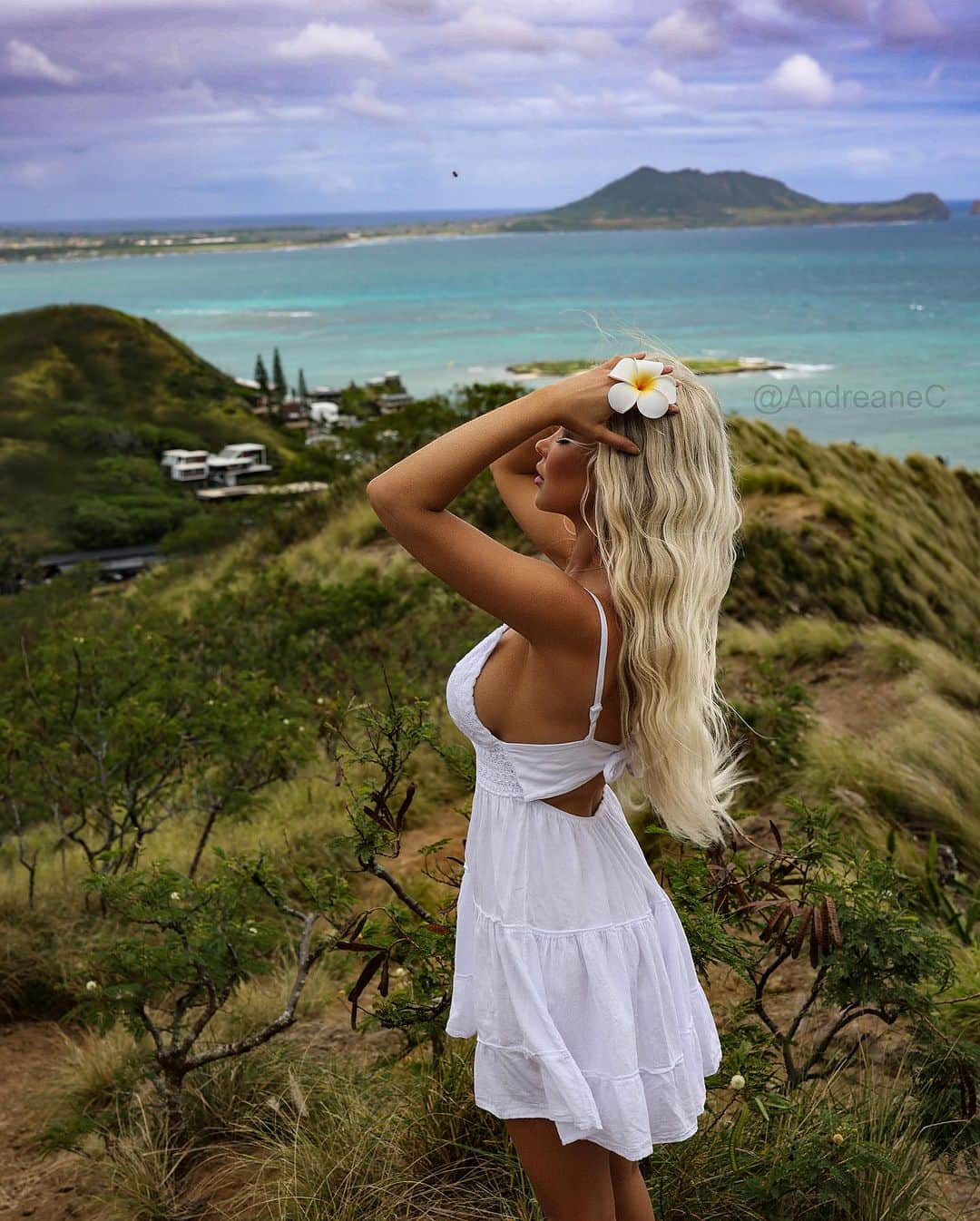 Andreane Chamberlandさんのインスタグラム写真 - (Andreane ChamberlandInstagram)「look me in the eyes 🌺 #hawaii #hawai #hawaiisbestphotos #hawaiilife #whitedress #whitedresses」10月8日 21時15分 - andreanec