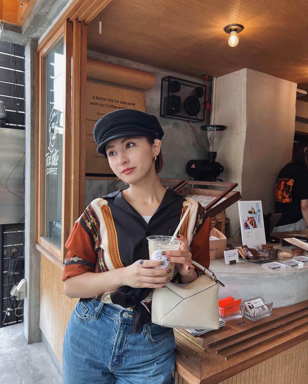 Julia Castroのインスタグラム：「本格的な秋に入ってきたね🍁 秋服好きだから涼しいのが嬉しい♡  そして新しいカフェ開拓中の今日この頃☕️ 皆んなのおすすめカフェを是非教えて〜！ (ここのラテすっごく美味しかった) . #autumn #fall #fallfashion  #autumnvibes  #joetalkcoffee  #latte #cafe #tokyocafe #julifashion」