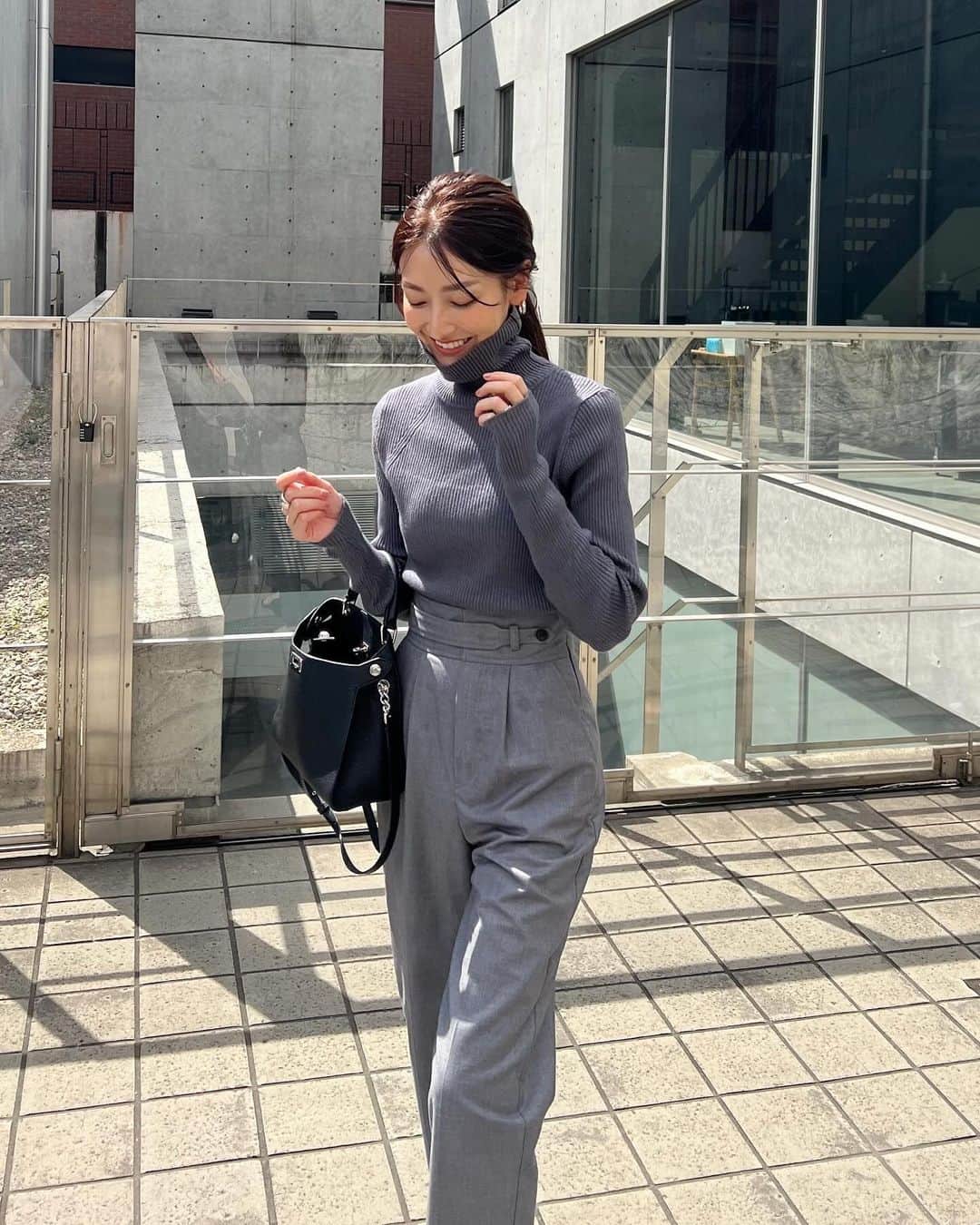 金子麻貴のインスタグラム：「今年も気になるチャコールグレー🩶ベージュも好きだけど最近ずっとグレー系がしっくりくる。  柔らかくて首もチクチクしないからこのタートルネックお気に入り✨  @opaque.clip  ベストやジャケット合わせのトップスにはこういうシンプルなタートルネックが必須アイテム🥰🙌  #opaqueclip #zozo #zozotown購入品#オペークドットクリップ#タートルネックニット#ニット#ニットトップス#グレーコーデ#ワントーンコーデ#シンプルコーデ#ママコーデ」