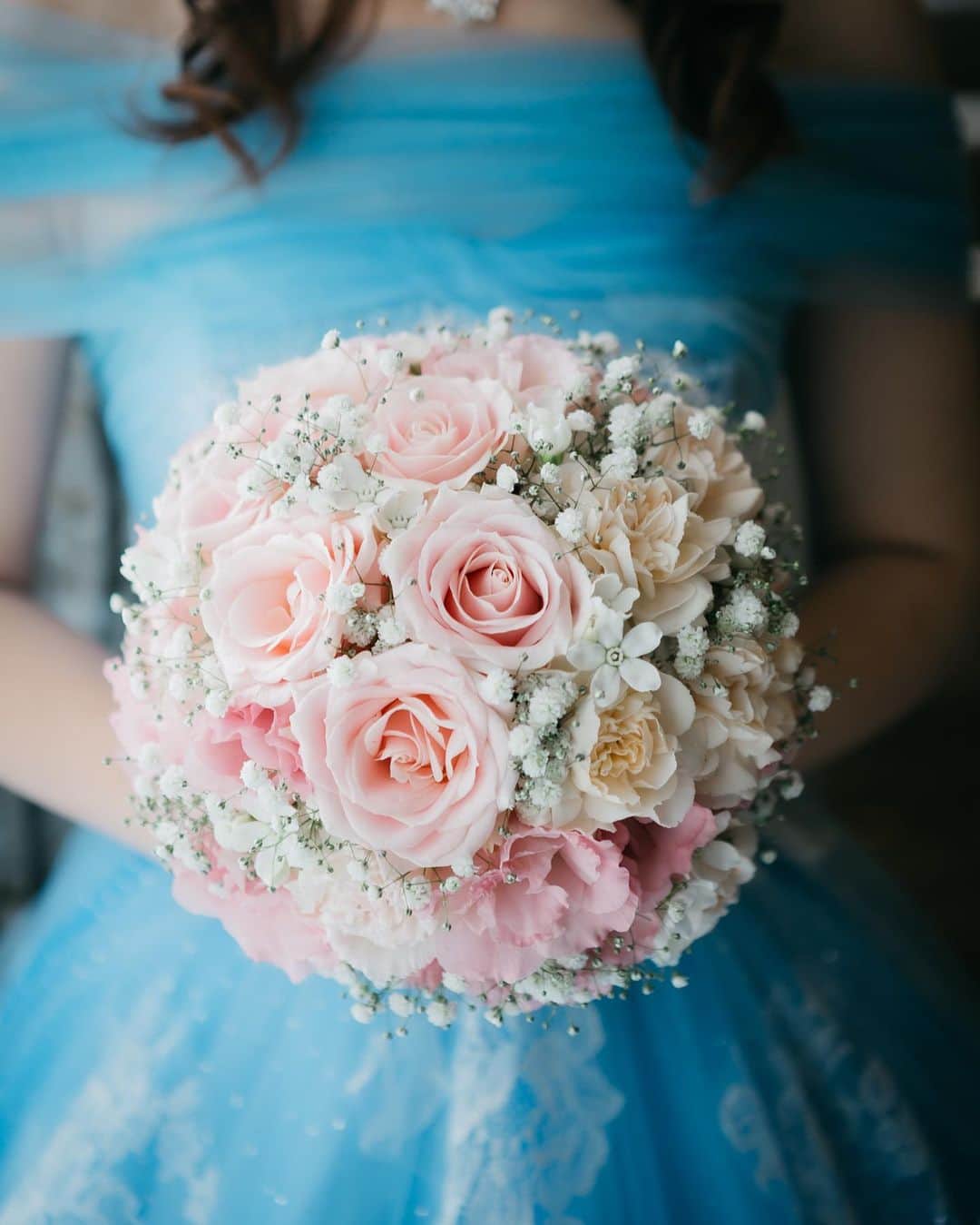 アニヴェルセル 白壁 公式さんのインスタグラム写真 - (アニヴェルセル 白壁 公式Instagram)「* * 『Wedding bouquet』 * * フローリストと作る 世界に一つだけのブーケ💐 * * お二人を彩るのは 衣装だけではありません😊 * * お好みのお色やお花の種類 花言葉など みなさまにピッタリなお花を ご提案させていただきます♪ * *─────────────*  名古屋の結婚式場　アニヴェルセル 白壁 @anniversaire_shirakabe   ⧉名古屋を代表するロイヤルブルーの大聖堂 ⧉天候に左右されない全天候型のアトリウム ⧉テーマに合わせて選べる3つのパーティ会場  青い光に包まれた幻想的な空間で 憧れの大聖堂ウェディングが叶います  *─────────────*  #結婚式  #結婚式コーデ   #結婚式準備   #結婚式レポ   #ブーケ  #披露宴  #感動  #新郎新婦  #入籍  #入籍しました   #2024春婚  #2024夏婚  #2024秋婚  #2024冬婚  #挙式   #挙式レポ   #プレ花嫁  #プレ花嫁準備  #名古屋プレ花嫁   #名古屋プレ花嫁さんと繋がりたい   #名古屋結婚式場   #アニヴェルセル  #アニヴェルセル白壁  #ブライダルフェア」10月8日 21時17分 - anniversaire_shirakabe