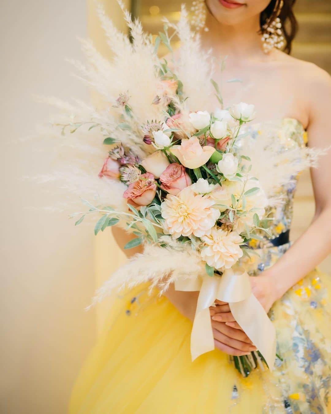 アニヴェルセル 白壁 公式のインスタグラム：「* * 『Wedding bouquet』 * * フローリストと作る 世界に一つだけのブーケ💐 * * お二人を彩るのは 衣装だけではありません😊 * * お好みのお色やお花の種類 花言葉など みなさまにピッタリなお花を ご提案させていただきます♪ * *─────────────*  名古屋の結婚式場　アニヴェルセル 白壁 @anniversaire_shirakabe   ⧉名古屋を代表するロイヤルブルーの大聖堂 ⧉天候に左右されない全天候型のアトリウム ⧉テーマに合わせて選べる3つのパーティ会場  青い光に包まれた幻想的な空間で 憧れの大聖堂ウェディングが叶います  *─────────────*  #結婚式  #結婚式コーデ   #結婚式準備   #結婚式レポ   #ブーケ  #披露宴  #感動  #新郎新婦  #入籍  #入籍しました   #2024春婚  #2024夏婚  #2024秋婚  #2024冬婚  #挙式   #挙式レポ   #プレ花嫁  #プレ花嫁準備  #名古屋プレ花嫁   #名古屋プレ花嫁さんと繋がりたい   #名古屋結婚式場   #アニヴェルセル  #アニヴェルセル白壁  #ブライダルフェア」