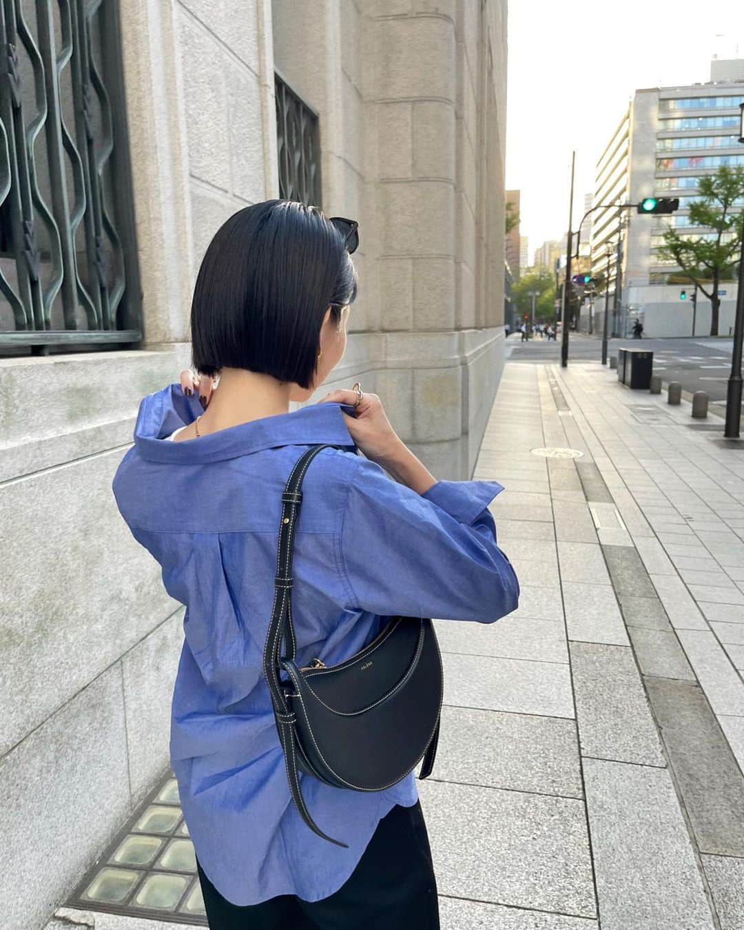 miheeさんのインスタグラム写真 - (miheeInstagram)「ootd ㅤ @lazo_n33_official   ワイドパンツやスカートとも相性の良い 長すぎない丈感のロゴ刺繍のシャツ🖤  Hola!Hola!のロゴがポイント になっていて可愛い🫶🥰 　 一枚で着るのも可愛いけど ニットやスウェットのインナーと して合わせるのも可愛い☺️🩷  #PR#lazon33 #ラソエヌサーティースリー」10月8日 21時18分 - __mihi__