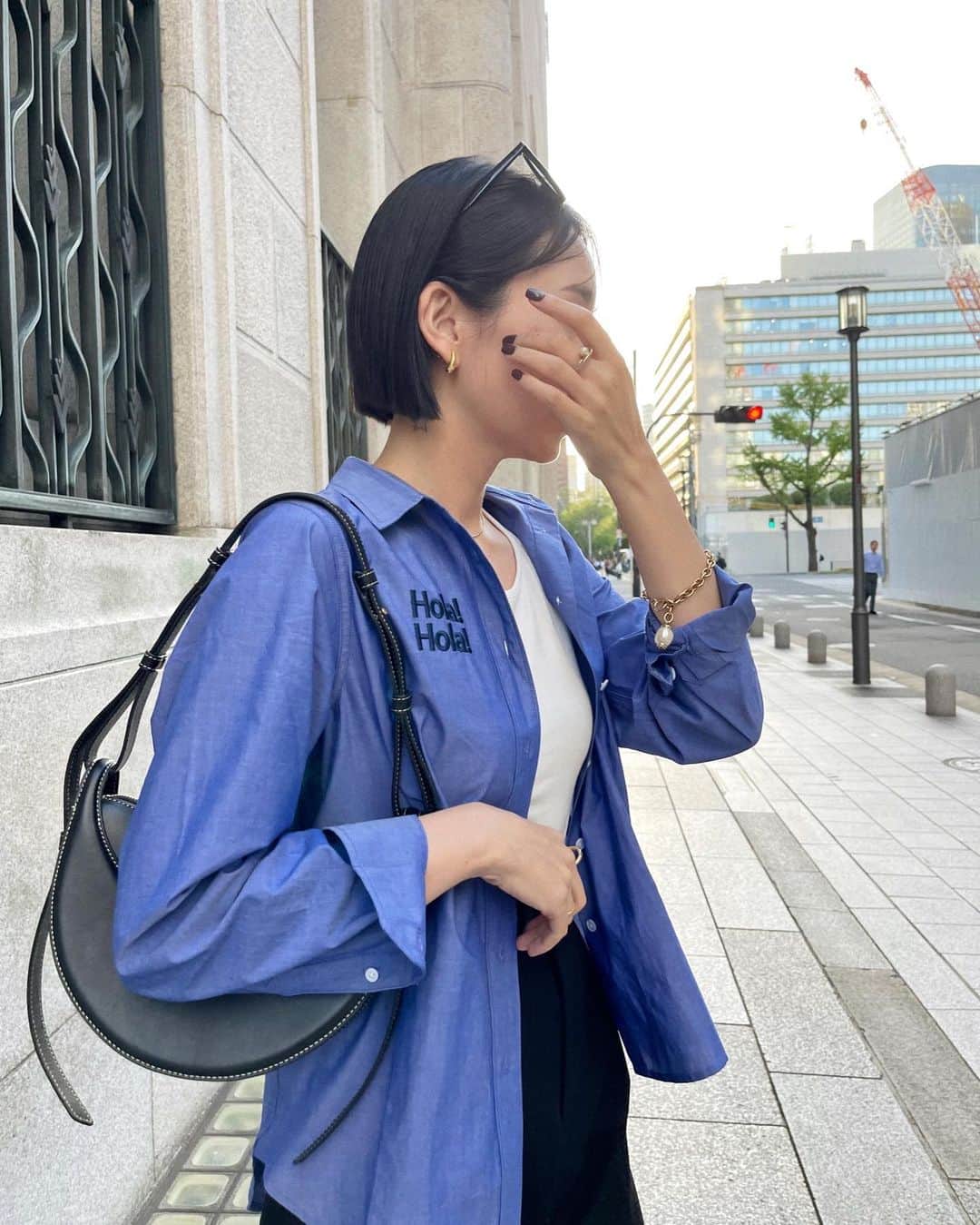 miheeのインスタグラム：「ootd ㅤ @lazo_n33_official   ワイドパンツやスカートとも相性の良い 長すぎない丈感のロゴ刺繍のシャツ🖤  Hola!Hola!のロゴがポイント になっていて可愛い🫶🥰 　 一枚で着るのも可愛いけど ニットやスウェットのインナーと して合わせるのも可愛い☺️🩷  #PR#lazon33 #ラソエヌサーティースリー」