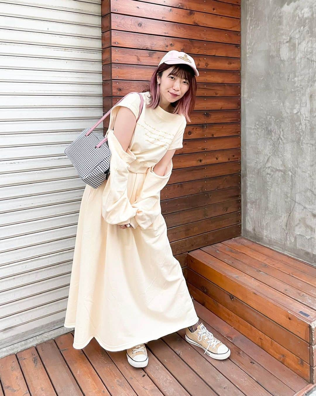 ぱいぱいでか美さんのインスタグラム写真 - (ぱいぱいでか美Instagram)「ハロヲタカラオケ会🎤♡ . この前おとももちたちとランチ＆カラオケした！ 夏頃にゲットしたAnge Charmeのセットアップ やっと着れる季節！と思っておろしていきました💫 可愛い服〜！と褒められて即「辻さんが作りました」と返しました、ハロヲタ会なんで。 辻さんの作るお洋服は可愛さとこだわりの中に 絶対に便利さがあるから流石すぎる！ このセットアップもトップスの腕の開きが調整できたり スカートにポケットついてたり最高です🫶🏻  ランチも美味しかったし (魚、めちゃくちゃ美味しかったのに新潟産の何かだったことしか覚えてない) カラオケも楽しすぎた🥹 (ヲタクしかいない空間なので痺れる選曲しがちだったんですが 今日のMSMWでその曲がセトリ入ってきておとももちの予知能力を感じました)  最後の動画は私が歌ってるんですけど 柚木麻子ネキの可愛すぎるひとりごとを聞いてほしいです🫢笑 . #AngeCharme #辻希美 さんプロデュース #viviennewestwood #littlesunnybite #converse  #でか美私服 #でか美ちゃん #おとももち #FSKとおでかけ #ご飯ととるのがいいと聞きました」10月8日 21時19分 - paipaidekami