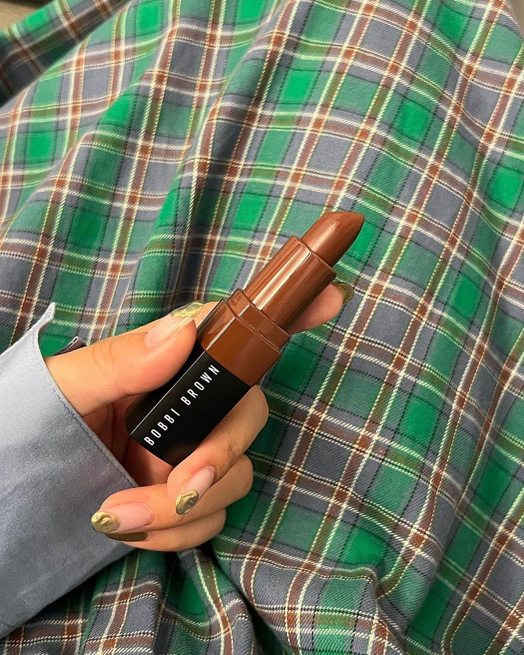 鈴本美愉のインスタグラム：「Autumn lip🍁 CRUSHED LIP COLOR /37ダークチョコレート」