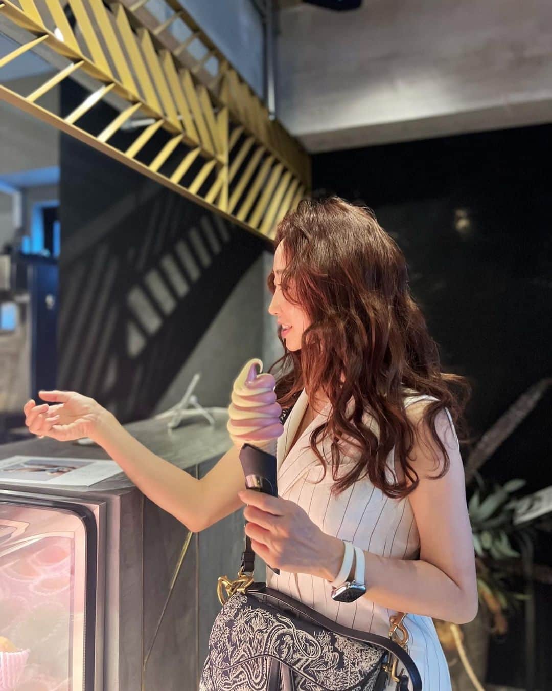 神崎恵のインスタグラム：「・ 明日の夜くらいに、くせ毛ライブをしたいなと思っています。 くせ毛友の会のみなさま、一緒にくせ毛について話しましょう🌀🌀🌀💫 多分明日の夜。変更ある場合はまたご報告します。 くせ毛の画像を探していたら、ノースリーブ。 夏の画像です。 今日は寒かったから、あたたかい服着てましたのでご安心ください。 明日はもっと気温が下がるようなので、 ご自愛ください。  #くせ毛　を楽しむ日 １０月は髪の調子がとてもよい。」