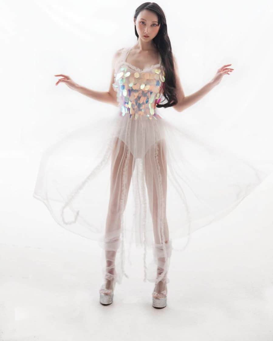 双木昭夫のインスタグラム：「写真家Naokiさんとのコラボレーションシリーズ、 ModelはRinRinDoll ヘアメイク、スタイリスト 双木が担当しました  ドレスはインちゃんの作ったスケスケキラキラドレスです」