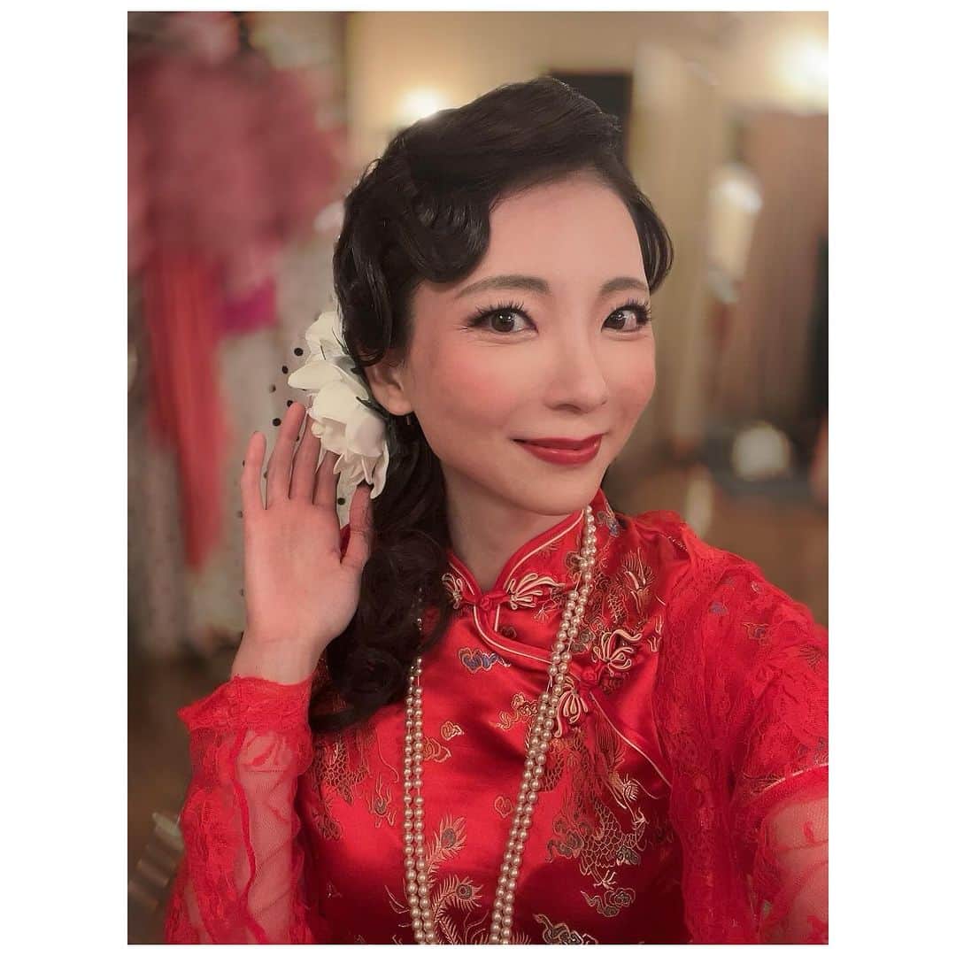 のインスタグラム：「#太陽にほえたら… 5日目が無事に終わりました！ と文章を作りながら寝落ちました、昨晩。🤣 本日6日目！ 残りあと3回です。早い🥺 寂しい…寂しいけど…寂しいからこそ、、今という瞬間を大切に生きたいと思います。 昨日は沢山の大好きな仲間たちが観に来てくれました😭🙏💓 また改めて載せます！！ 写真はとあるシーンの衣装と髪飾りです。まゆ美は"クチナシの花"が大好きで、左に髪飾りを付けるのは"相手がいます"という意味だそう。 あのシーンで、、左にクチナシの花の髪飾りを付けるまゆ美の心境を思うといつも胸がぎゅーってなります。 そしてそして！ 本日はトークショーもあります✨ 俳優座劇場にてお待ちしております💛」