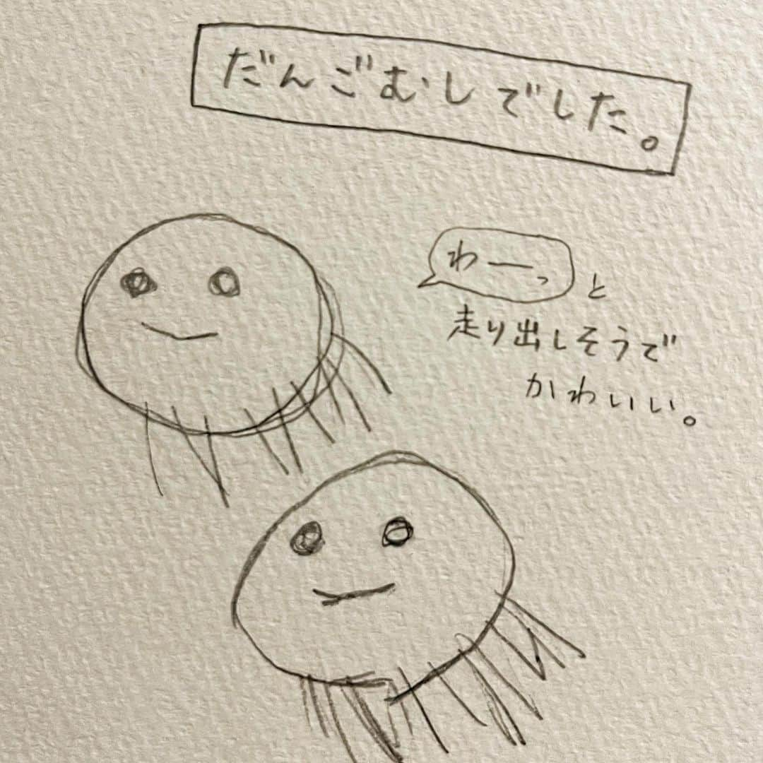 いとうさんのインスタグラム写真 - (いとうInstagram)「マルがいっぱい出てくる子どもたちの絵。  ダンゴムシが黄色だったりピンク色だったりするのもかわいいです^_^  ●新刊『美術の進路相談』（ポプラ社）について、たくさんのメッセージやコメントをいただき、感謝申し上げます。「また絵を描こうかな」という気持ちに寄り添う一冊にしたいと手がけた本です。沢山の方々にお手にとっていただけたら幸いです(^^)  図書についてはプロフィール欄のリンクをどうぞご覧ください。  　#イトウハジメ #美術の進路相談 #イラスト　#漫画」10月9日 6時44分 - itototoon