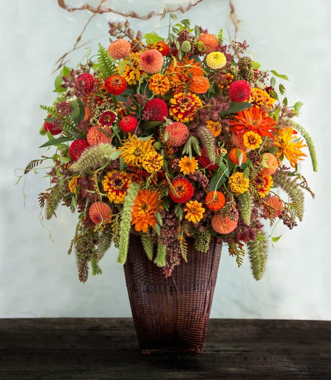 ニコライ・バーグマン・フラワーズ＆デザインのインスタグラム：「🧡💛🤎 Rich and vibrant hues of autumn  . . . . . #nicolaibergmann #flowerdesign #ニコライバーグマン #フラワーデザイン #フラワーアレンジメント #니콜라이버그만 #꽃디자인」