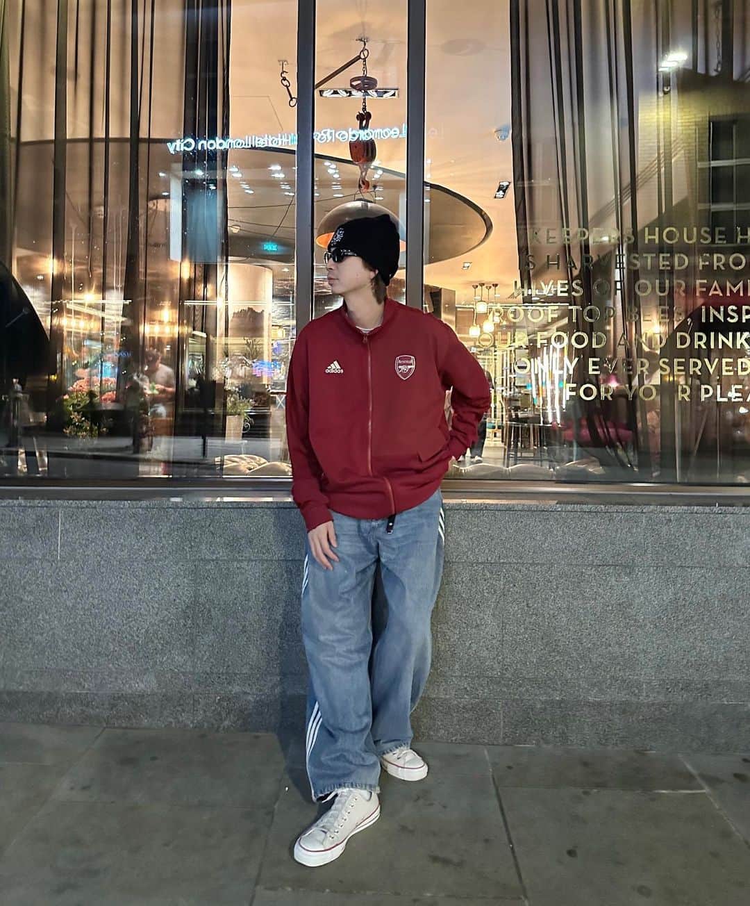 磯田 基徳のインスタグラム：「ケンシロウと夜のLONDON散歩🇬🇧 ジャージは　@arsenal  生で冨安観たかったけど今回はスケジュール合わなくて断念🙏🏻 ちなみにarsenalのユニもゲットした👍🏻」