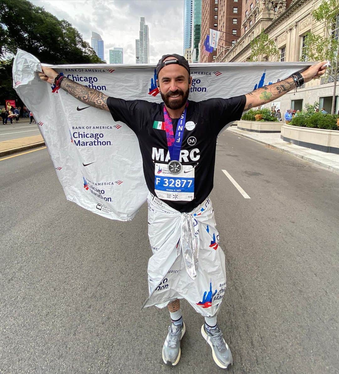 マルク・クロサスのインスタグラム：「A TUMBA ABIERTA como filosofía de vida, SIEMPRE.  @chimarathon 🔥」