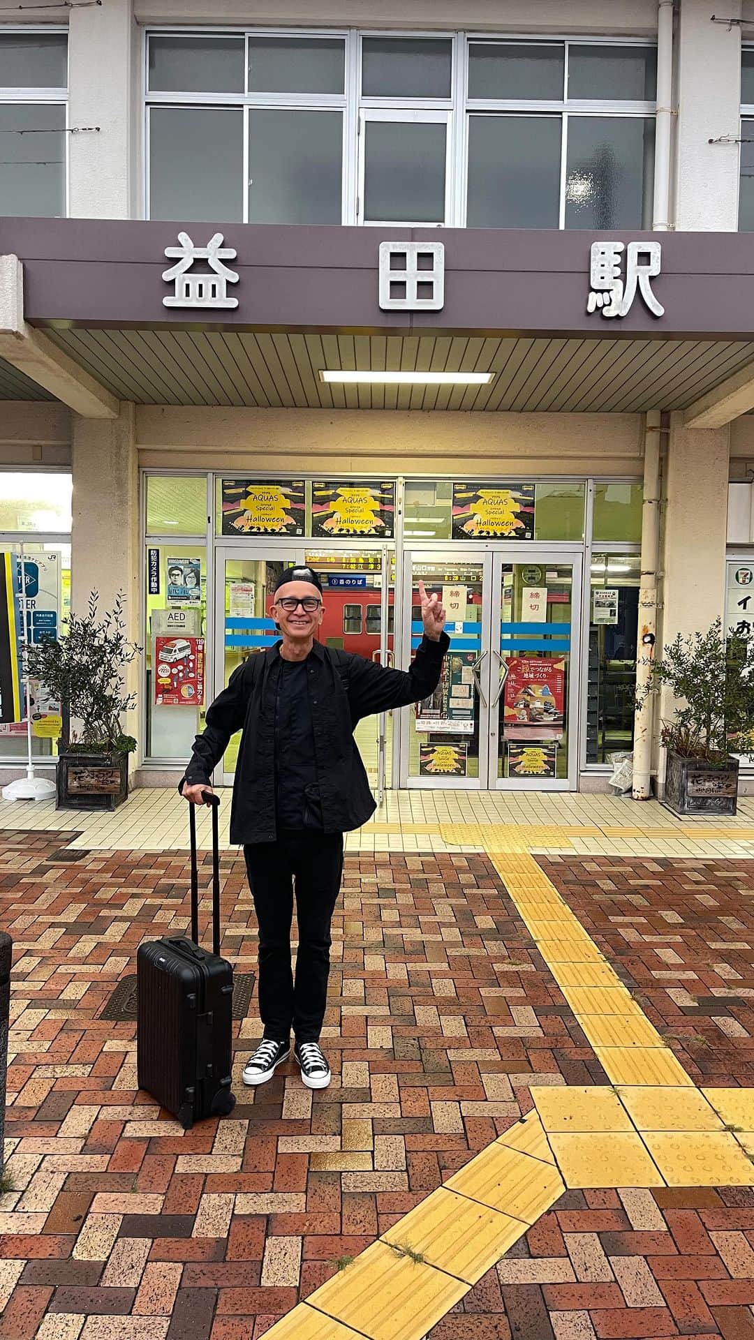 マーク・パンサーのインスタグラム：「島根県益田市に初めてやってきました🚃💨めちゃめちゃ良い所！人も暖かく、素晴らしかった！イベントも最高に盛り上がり、打ち上げも素晴らしかったっす👍また呼んでください〜！ニュートネさん1周年おめでとう🎊」