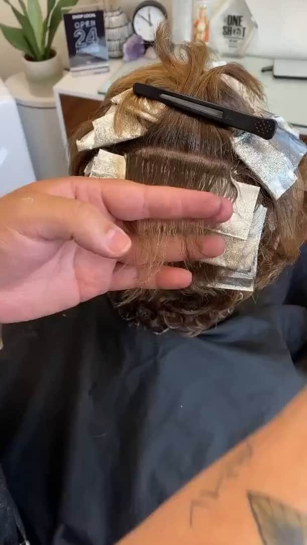 CosmoProf Beautyのインスタグラム：「The Perfect Way To Foil Short Hair with @Rob.Levi.  Use your base color to lock those foils into place so you can get right up to the scalp with your lightener. If you're not doing a retouch, use a lightweight conditioner. (We personally like @Wella's Lightweight Renewing Conditioner!)  Rob used @SchwarzkopfUSA TBH 7-04 and @Framar foils. Shop everything you need to support your growing business at www.CosmoProfBeauty.com or visit us in-store. Our associates are always educated on the latest trends, products, and ready to assist!  #CosmoProf #SchwarzkopfUSA #WellaHair #Framar #ShortHair #HairEducation #BehindTheChair #GrayCoverage #StylistHacks #SalonTips」
