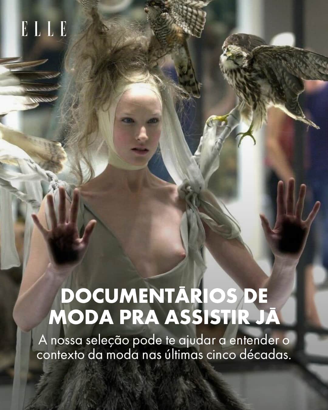 ELLE Brasilのインスタグラム：「Se você gosta de moda, precisa assistir aos documentários desse carrossel. Olha a diquinha quente pro domingo à noite! 🎬    Entender como o mercado se transformou no que é hoje pode ser uma tarefa difícil. Do reinado da alta-costura a era do fast fashion, muita coisa mudou no mundo e na moda. A nossa seleção de docs elucida o contexto das últimas cinco décadas, passando por nomes como Alexander McQueen, Karl Lagerfeld e Pierre Cardin. Em elle.com.br, a lista continua!  Manda o post pra aquela sua amiga que vai gostar de assistir 一 de preferência, junto com você!」