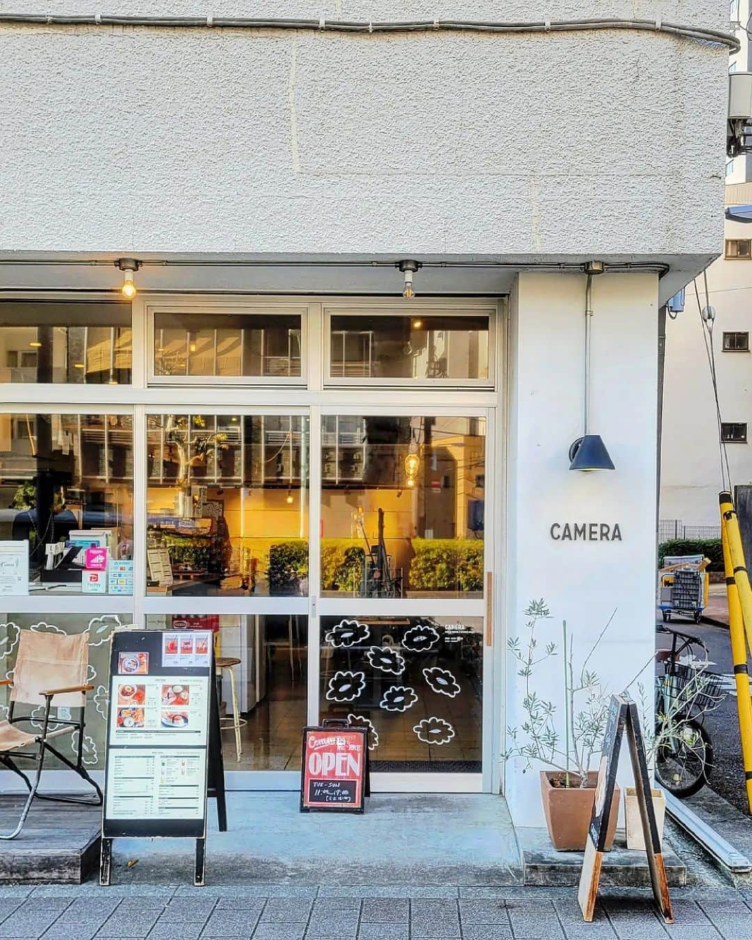 CAFE-STAGRAMMERのインスタグラム：「Hello, autumn has just begun in Tokyo.  何をするでもなく何もしないでもなく、毎日をゆっくり経ている♪  #蔵前 #☕ #蔵前カフェ #kuramae #CAMERA #camera_bake #camerakuramae #cafetyo #tokyocafe #カフェ #cafe #tokyo #咖啡店 #咖啡廳 #咖啡 #카페 #คาเฟ่ #Kafe #coffeeaddict #カフェ部 #cafehopping #coffeelover #discovertokyo #visittokyo #instacoffee #instacafe #東京カフェ部 #sharingaworldofshops」