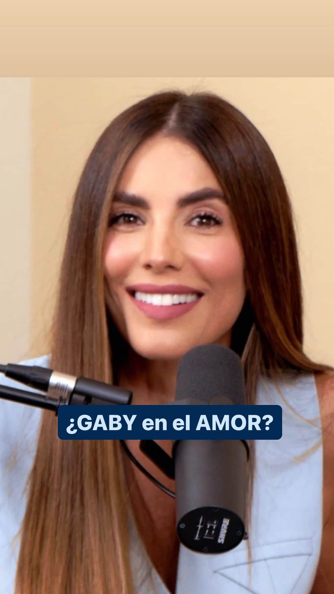Gaby Espinoのインスタグラム：「¡Seguimos con nuevo episodio en @ChabanPodcast! 🥳  No podía ser otra que mi hermana de vida @GabyEspino, una amistad que nos he hecho vivir muchas etapas, una de ellas muy impotante: las relaciones de pareja ❤  ¿Crees que el amor se puede transformar? ¿Por qué crees que te toca besar sapos antes del príncipe azul? 🤭  La entrevista más sincera con mi favorita de siempre, ya disponible en YouTube.com/AlejandroChabnYYC 🔗」