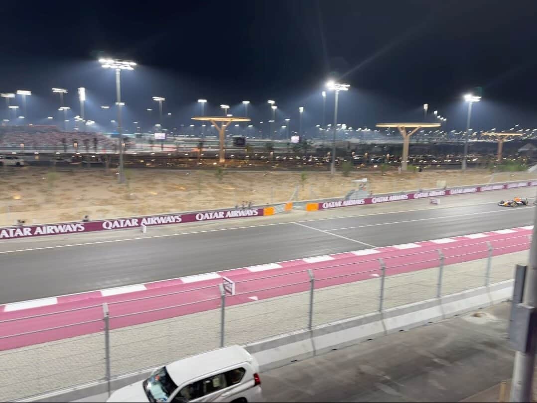 フェルナンド・ベルダスコのインスタグラム：「En la primera curva de la carrera de hoy saltaron chispas 🧨  No me puedo sacar ese sonido de la cabeza 🏎️🎶😍  Thank you so much @alfardanjewellery & @danaalfardan.dna for this amazing experience   #doha #qatar #formula1 #race」